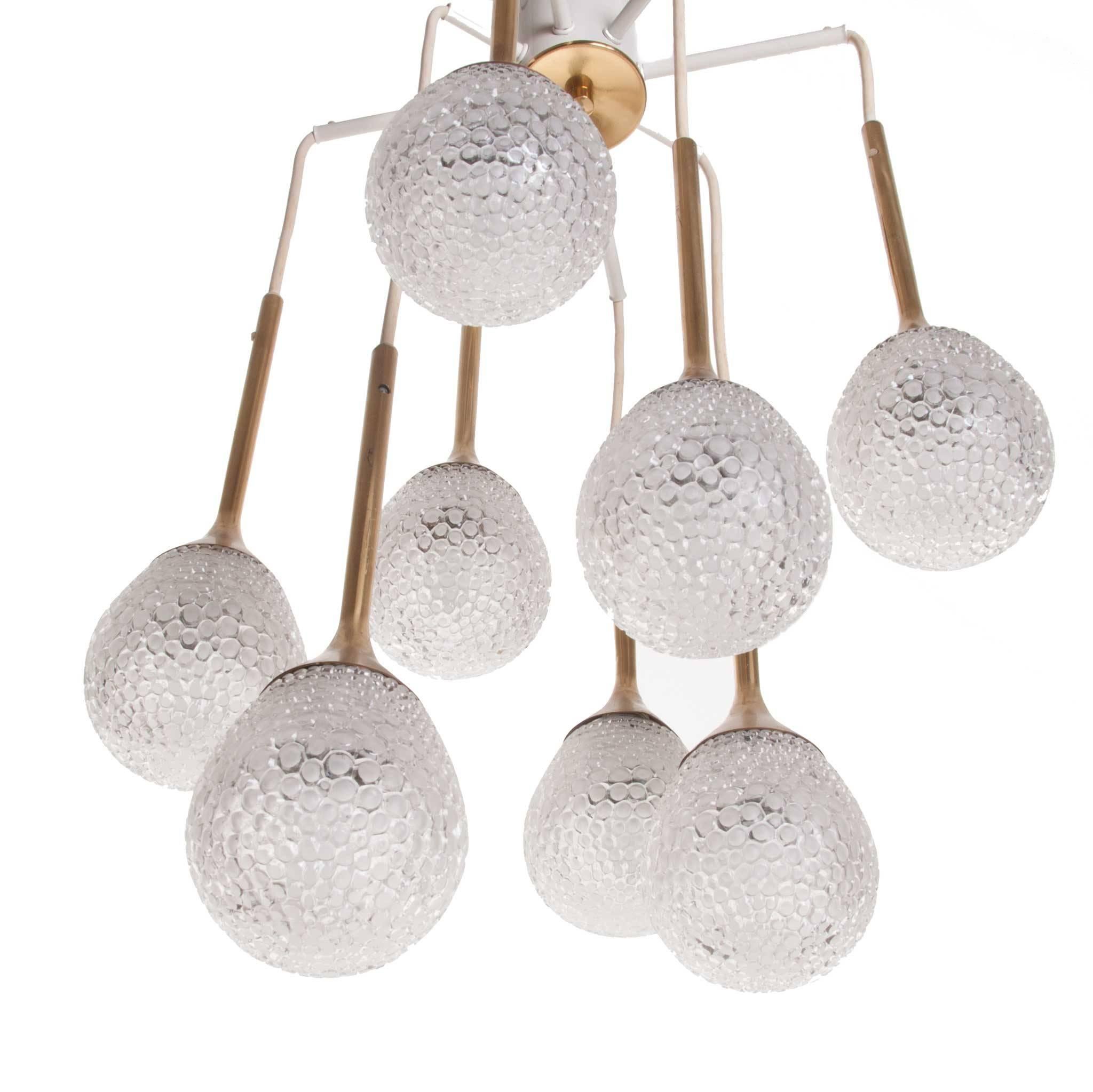 Laiton Lustre en laiton et verre pressé de 1960 attribué à Orrefors en vente