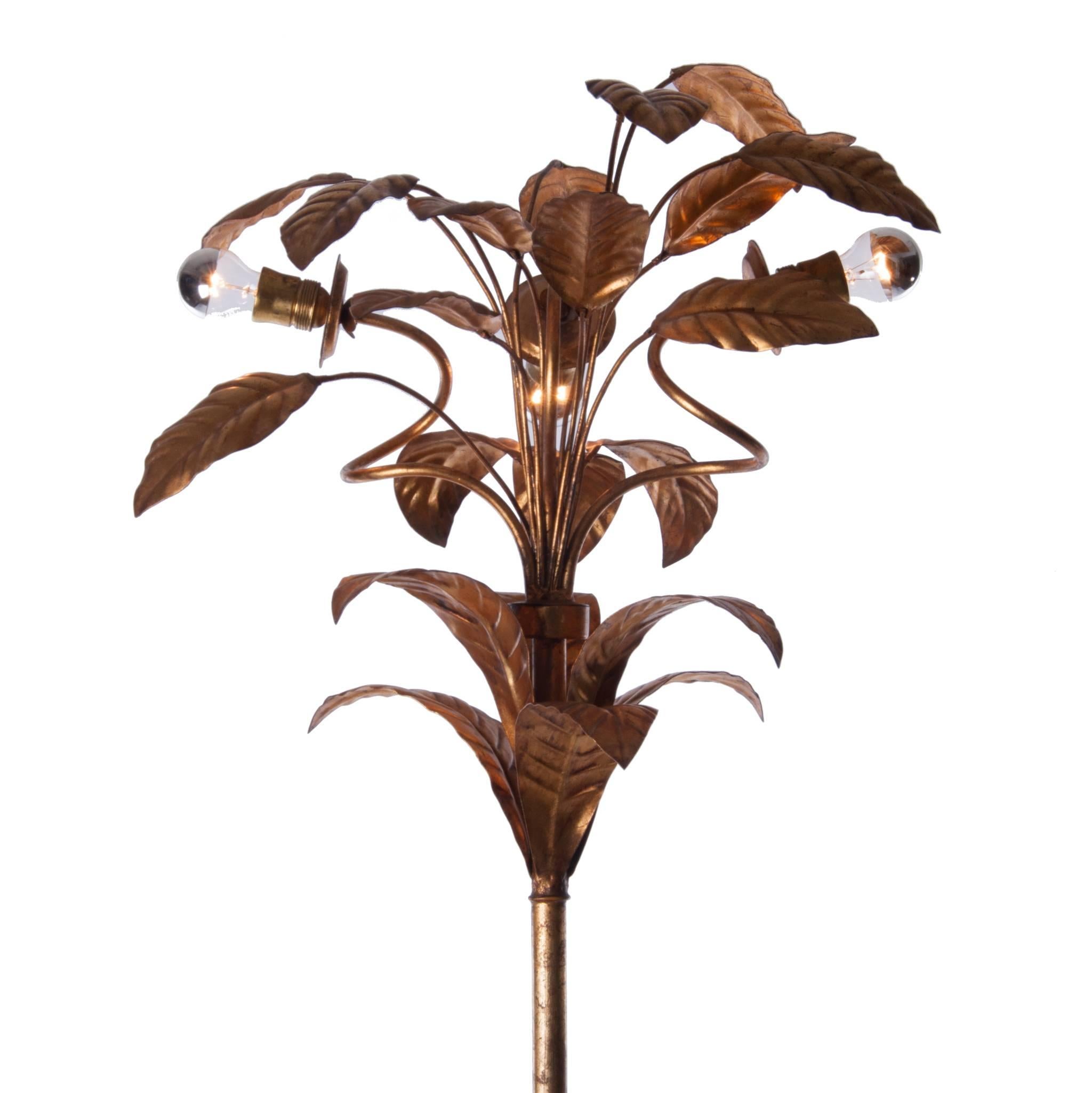 Wonderful tree or palm floor lamp of tilted brass coming from a wooden foot, a jewel for your home.