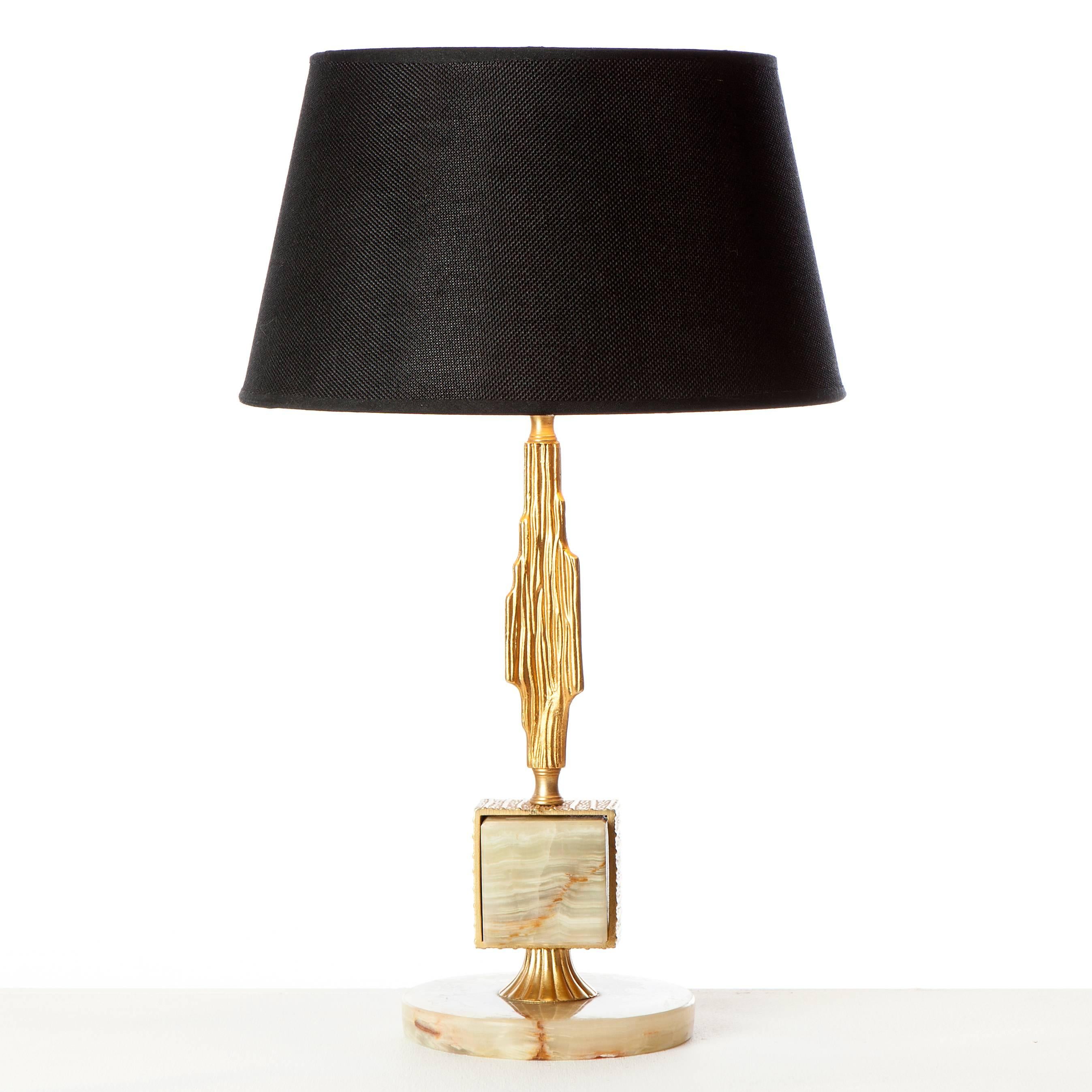 Elegant Brass and Onyx Table Lamp in Style of Sciolari For Sale 1