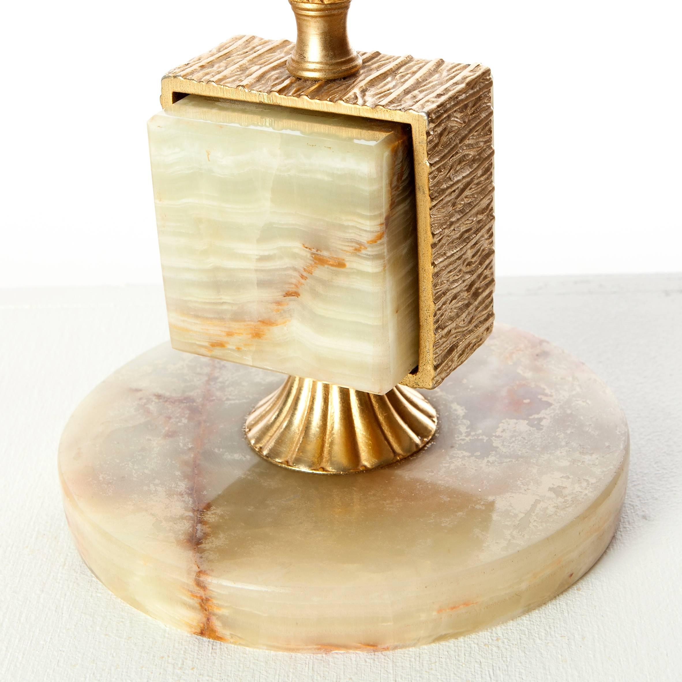 Mid-Century Modern Elegant Brass and Onyx Table Lamp in Style of Sciolari For Sale