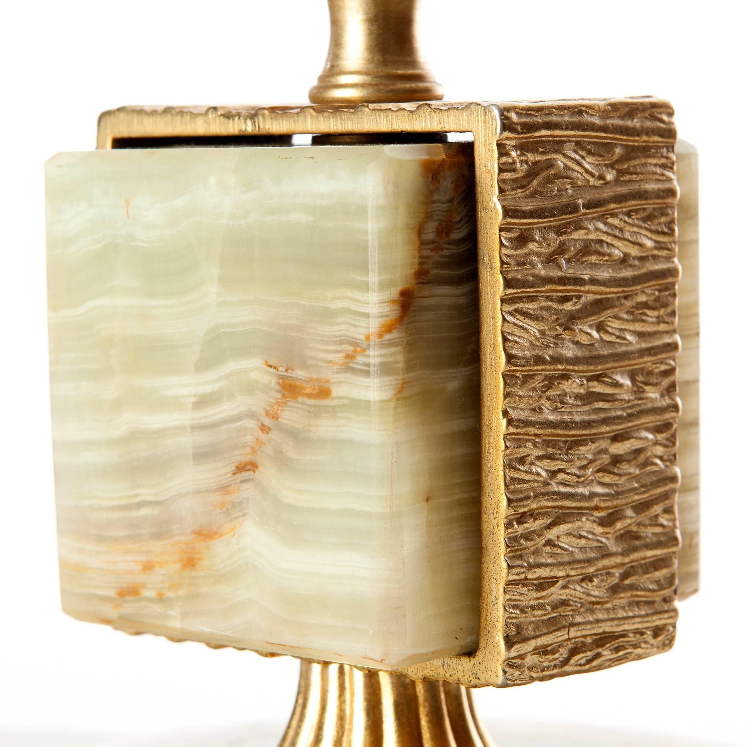 20ième siècle Élégante lampe de bureau en laiton et onyx dans le style de Sciolari en vente