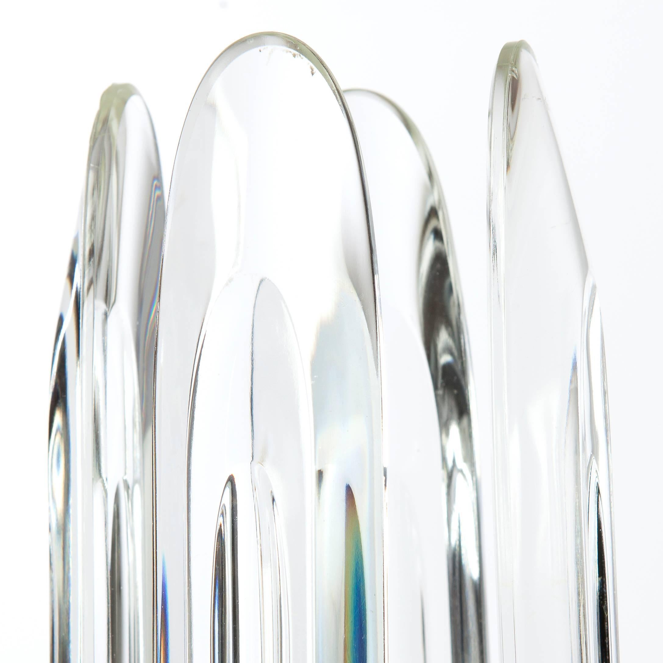 Drei glamouröse Tischlampen von Gaetano Sciolari. Sein charakteristisches Design mit abgeschrägten Kristallen, die von ihren Messingfassungen herabhängen.
Bitte beachten Sie, dass wir drei auf Lager haben. Der Preis gilt für ein Paar.
Wir haben