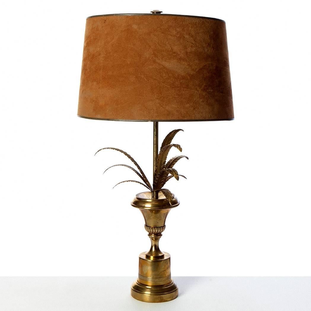 Chique lampe de table en laiton avec une tige en forme d'urne et des feuilles écroûtées. La lampe est livrée sans abat-jour.