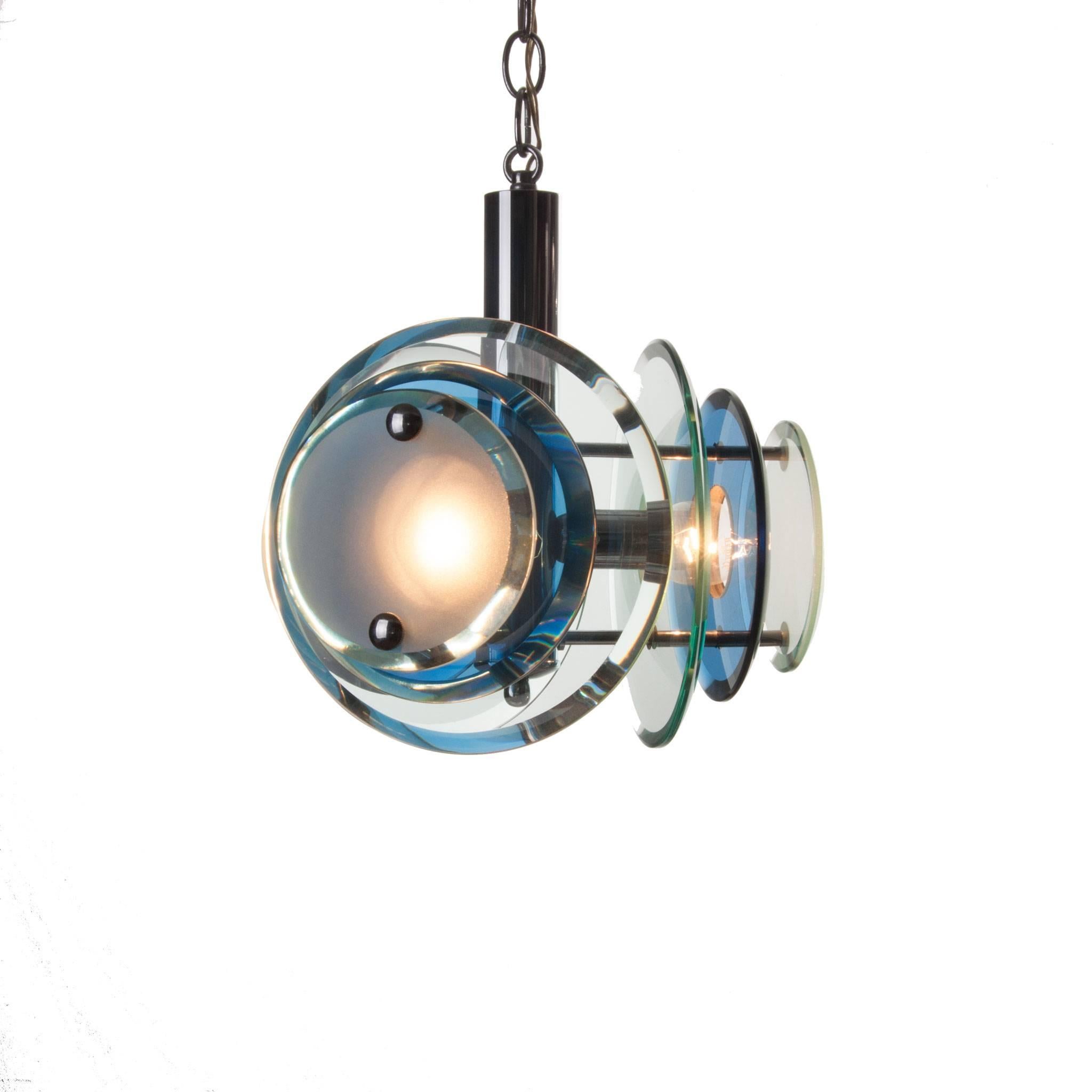 Merveilleuse suspension à trois lumières.
Trois bras fixés au centre chromé avec sur chaque bras un grand verre rond transparent de couleur neutre, un verre transparent de couleur bleue et une petite plaque de verre mat neutre.
Fabriqué vers les