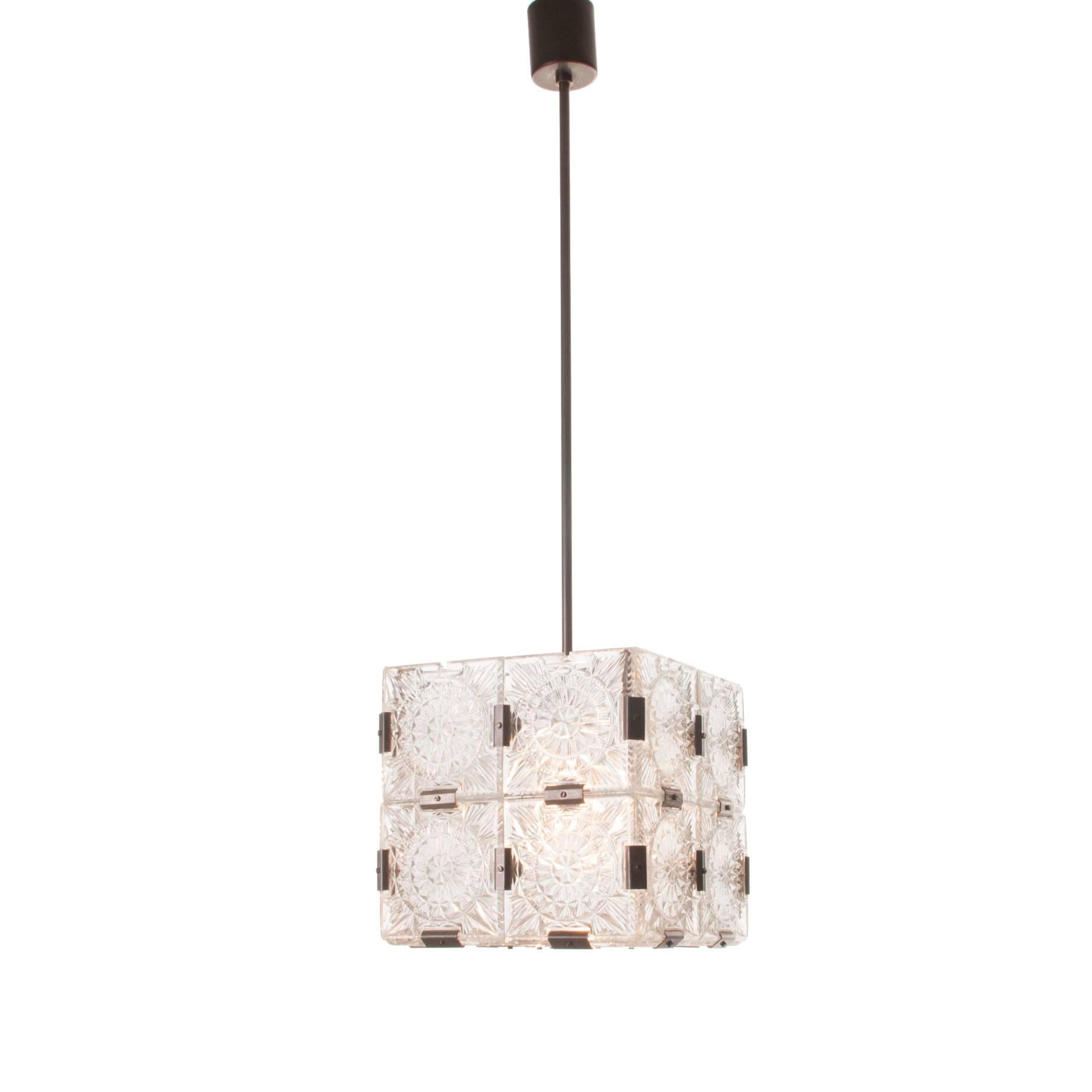 Lampada a sospensione cubica in vetro e acciaio del 1960 del designer J.T. Kalmar in vendita 1