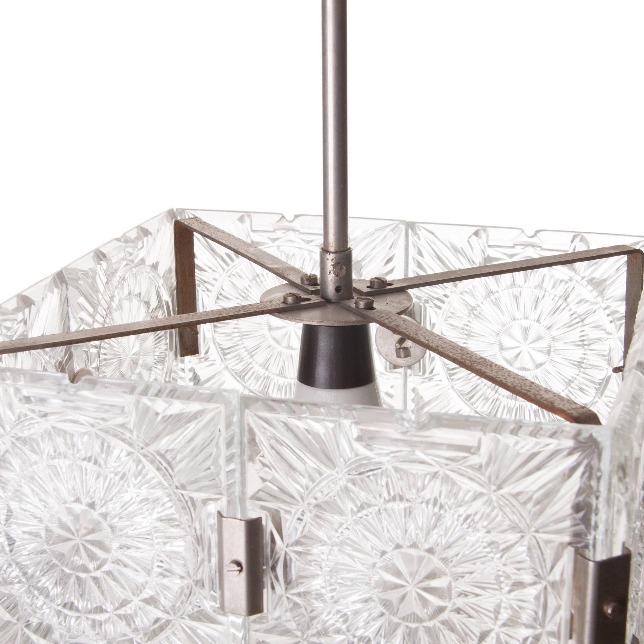 XX secolo Lampada a sospensione cubica in vetro e acciaio del 1960 del designer J.T. Kalmar in vendita