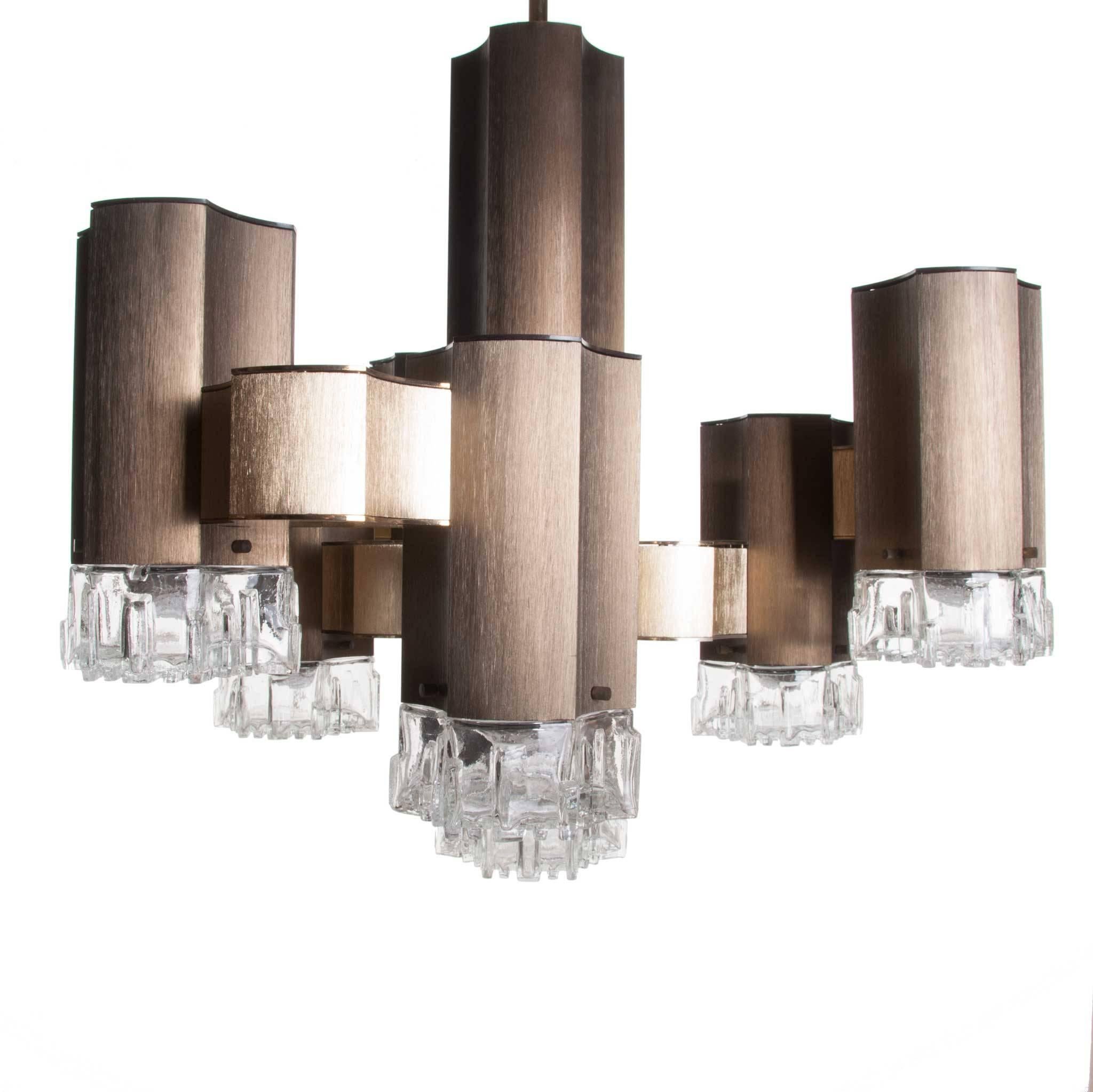 Beautiful chandelier with seven individual lights on three geometric polished and matte gold aluminium arms. Gaetano Sciolari was one of Italy's most prominent Mid-Century designers. The cubic range is his most celebrated design.
