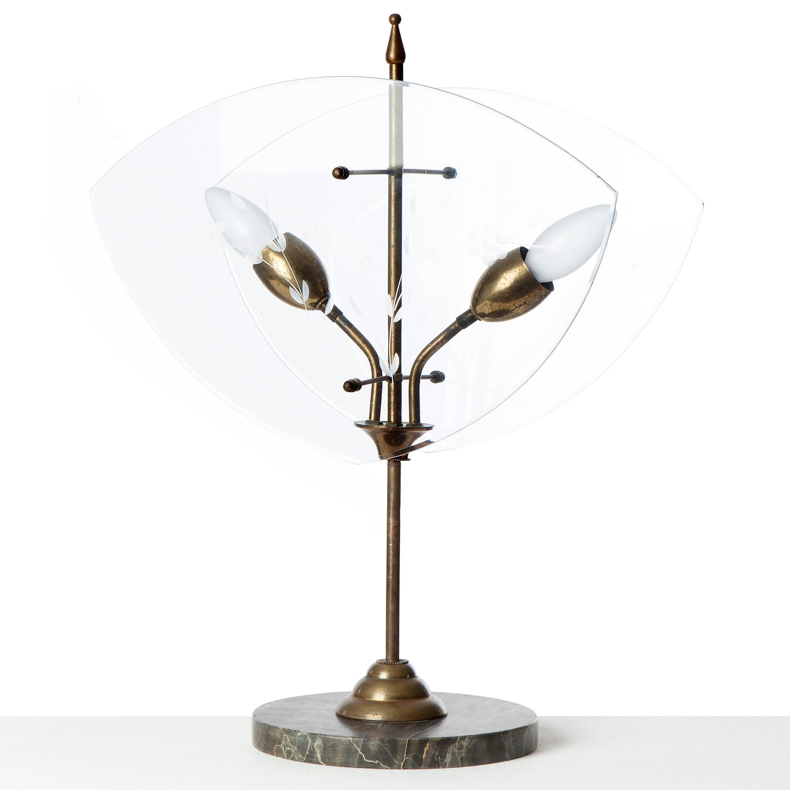 20ième siècle Lampe de table en marbre, laiton et verre des années 1950 Attribuée à Fontana Arte en vente