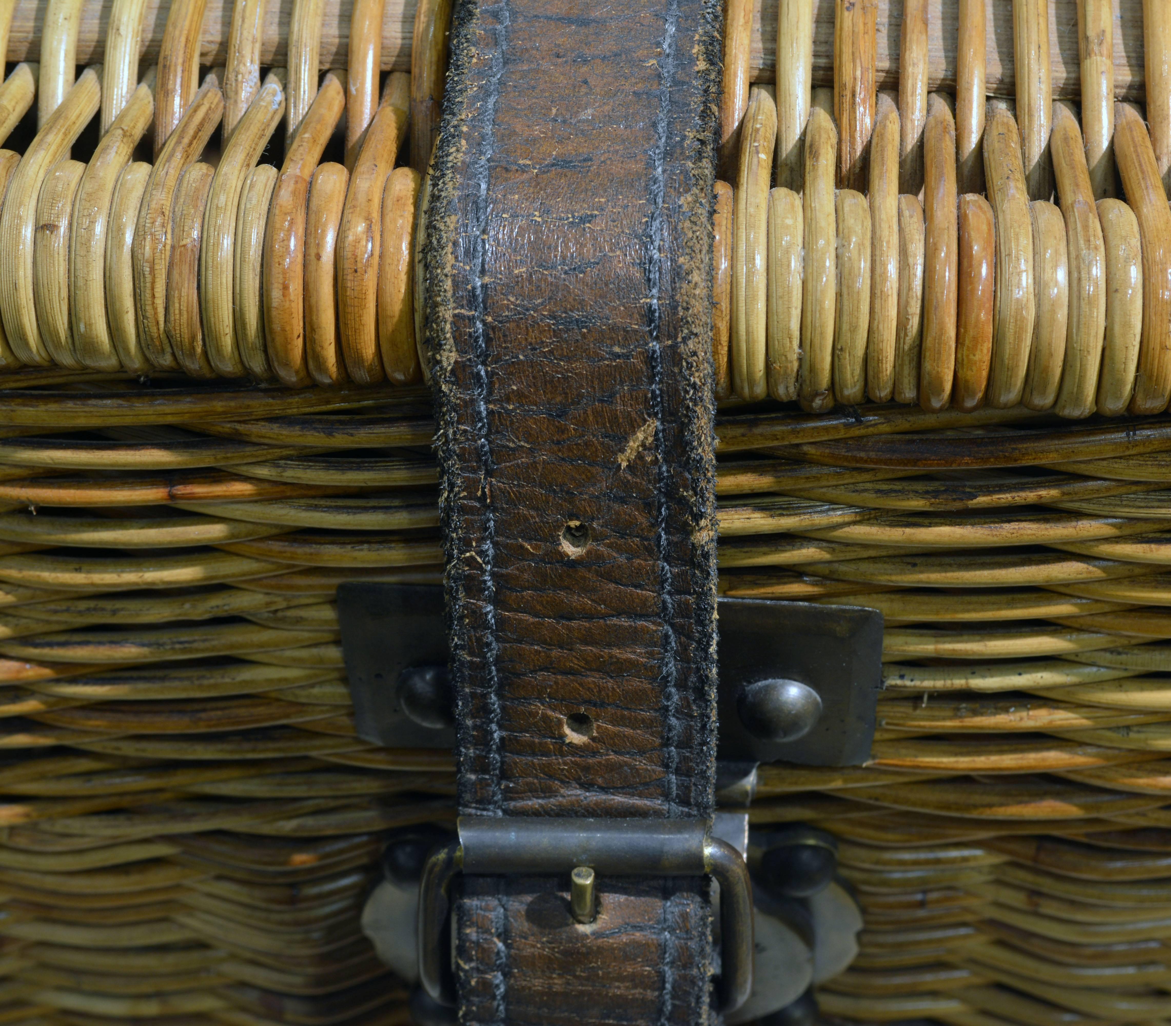 wicker trunk table