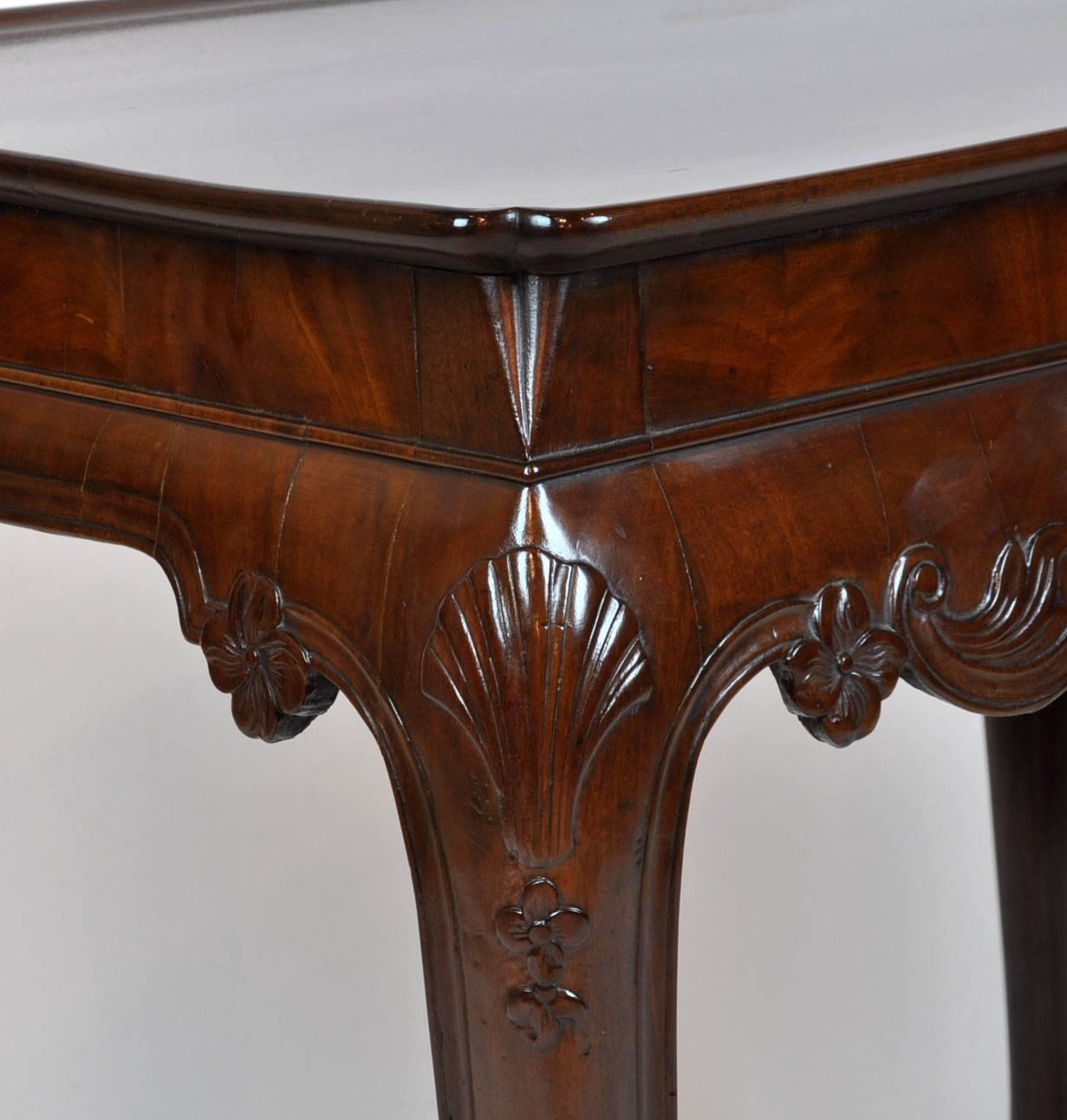 Irish or English Mahogany Chippendale Cabriole Leg Shell Carved Tea Table In Good Condition In Ft. Lauderdale, FL