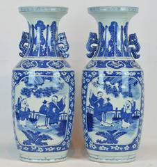 Paar chinesische Vasen mit blauem und weißem Drachengriff im Kangxi-Stil mit Figuren