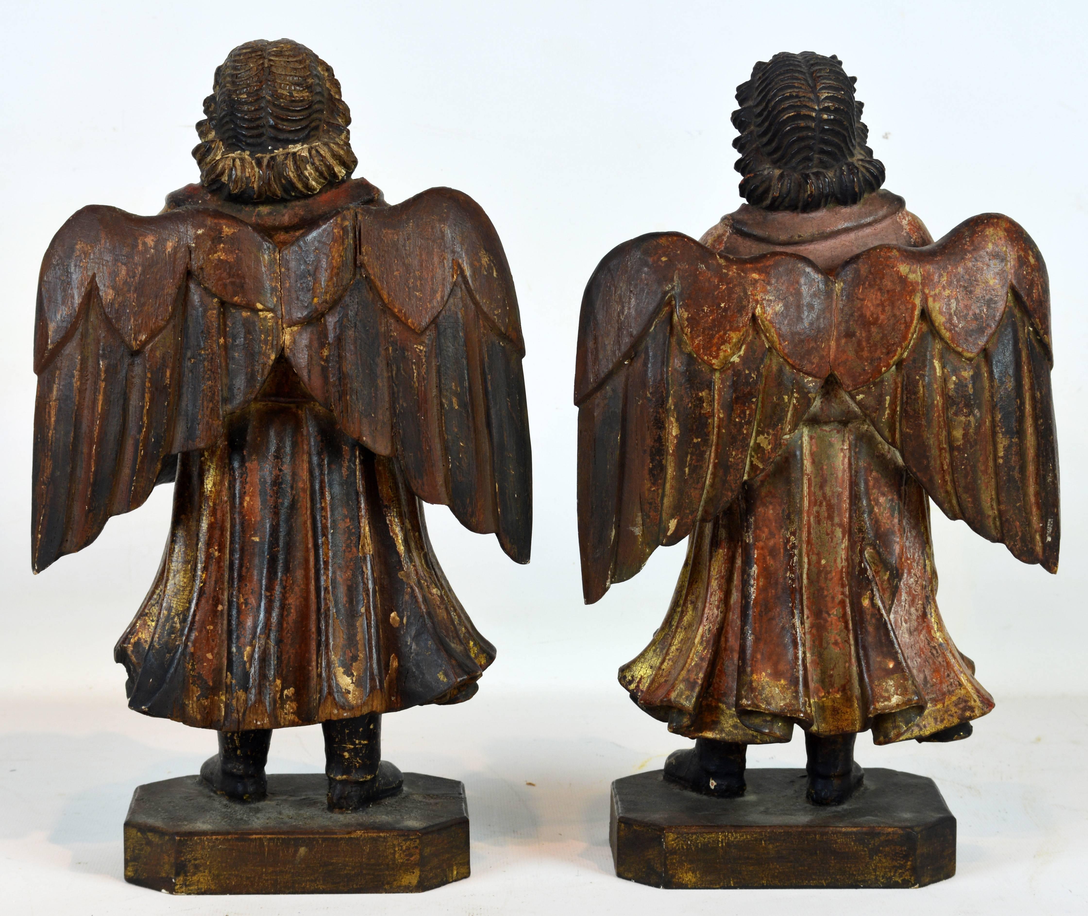 Fine Pair of Early Spanish Colonial Carved Paint and Parcel Gilt Angels In Good Condition In Ft. Lauderdale, FL