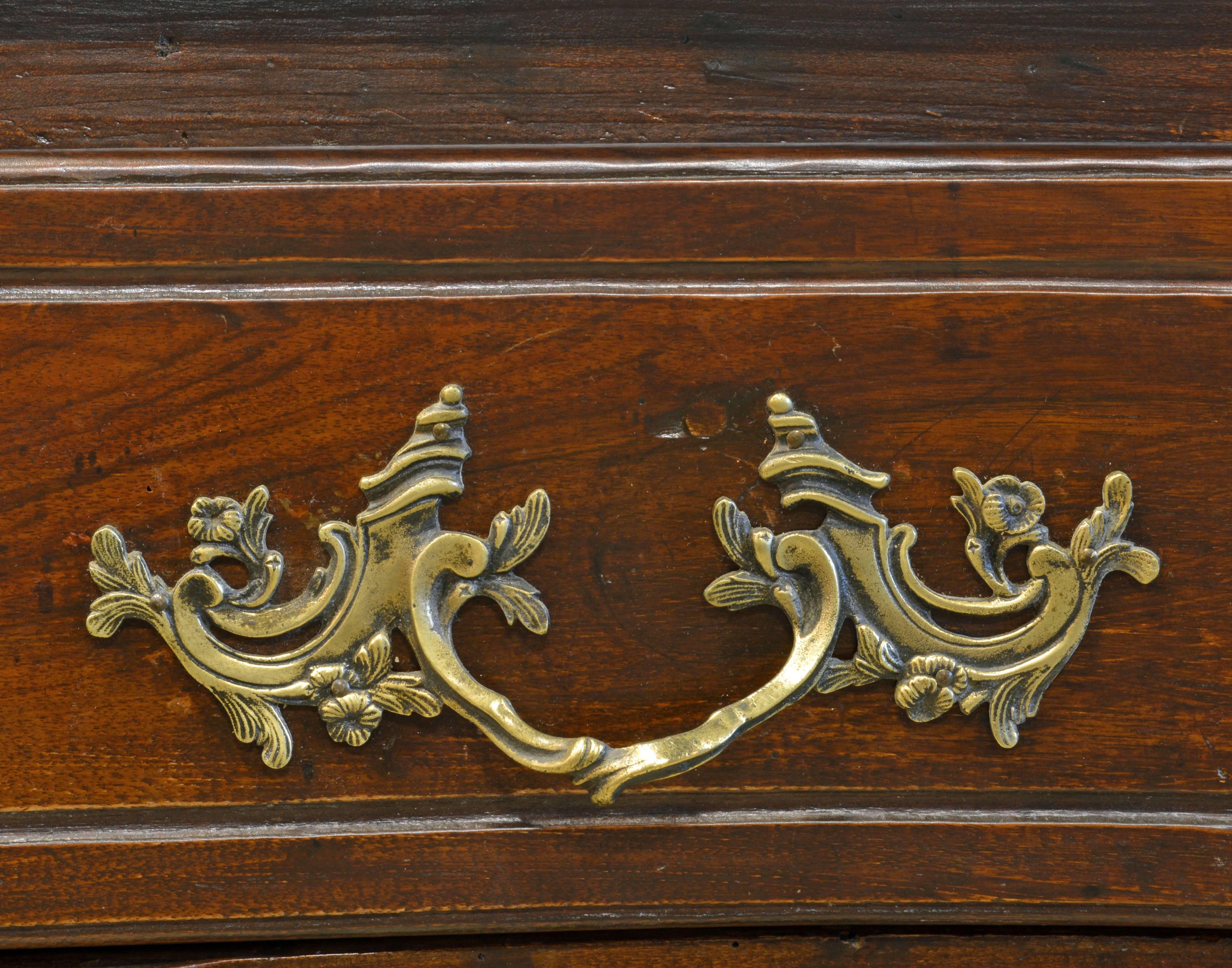 18th Century Italian Carved Rococo Two-Drawer Serpentine Front Walnut Commode In Good Condition In Ft. Lauderdale, FL