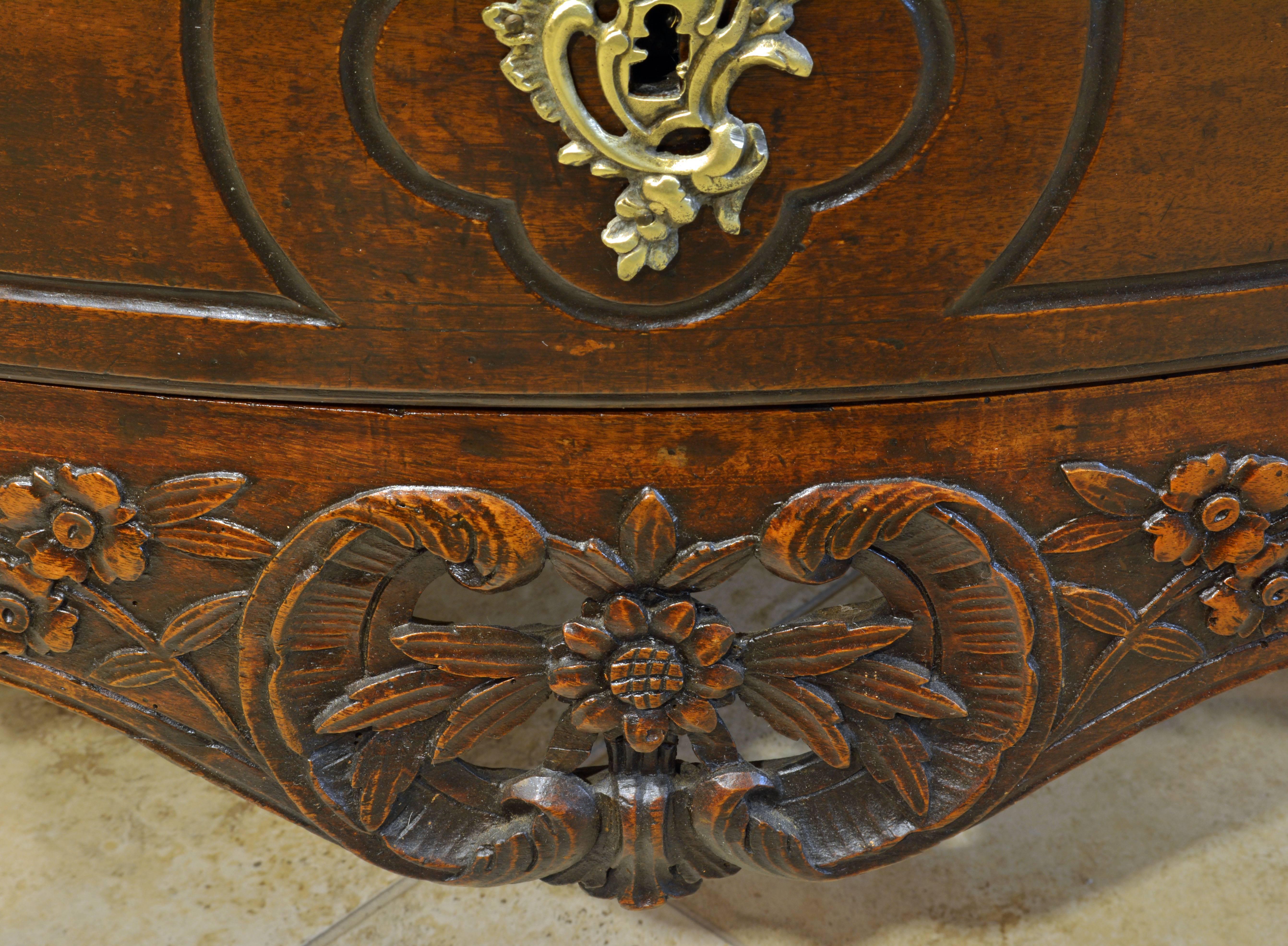 18th Century Italian Carved Rococo Two-Drawer Serpentine Front Walnut Commode 2