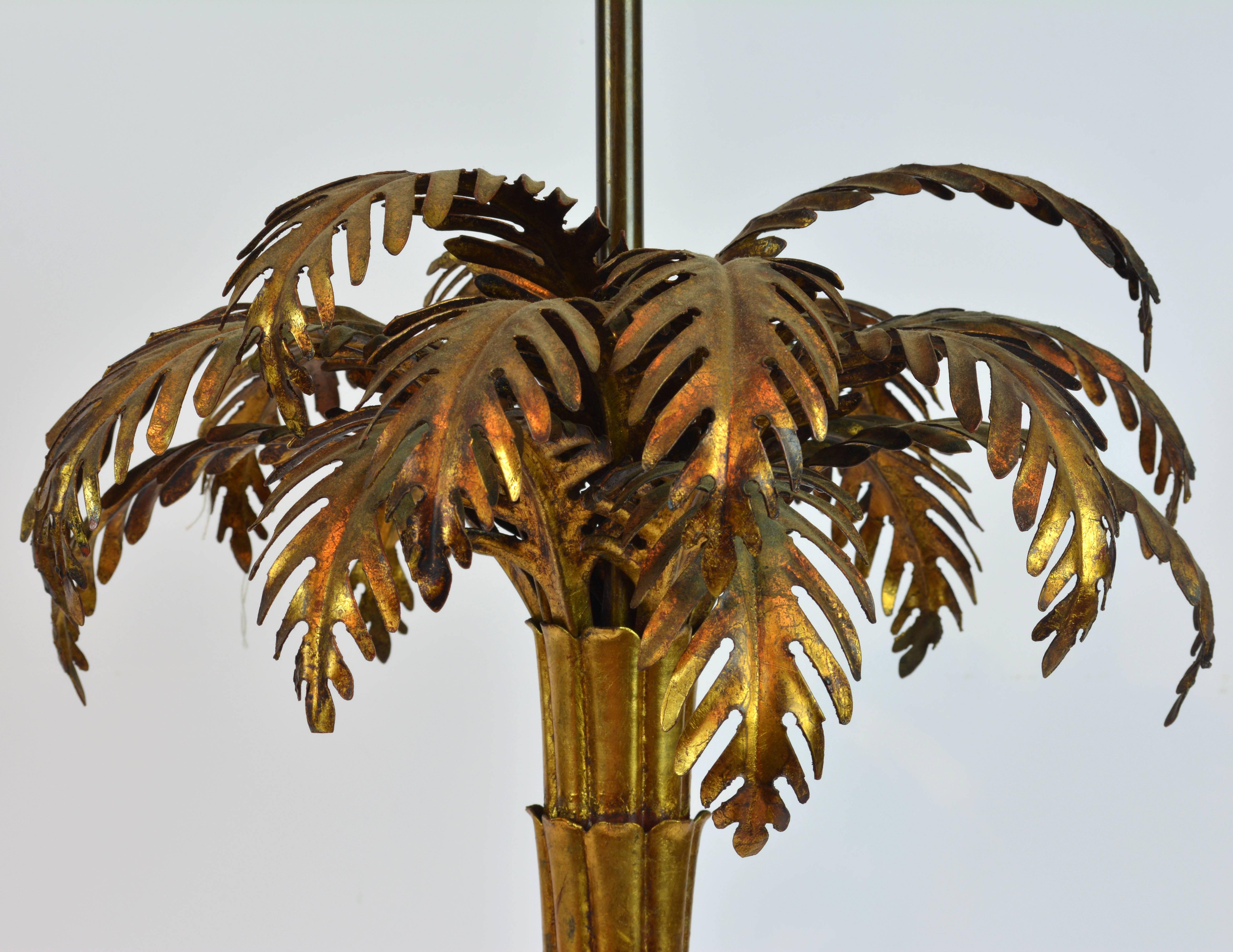Mid-Century Hollywood Regency Style Gilt Tole Palm Design Table Lamp In Good Condition In Ft. Lauderdale, FL