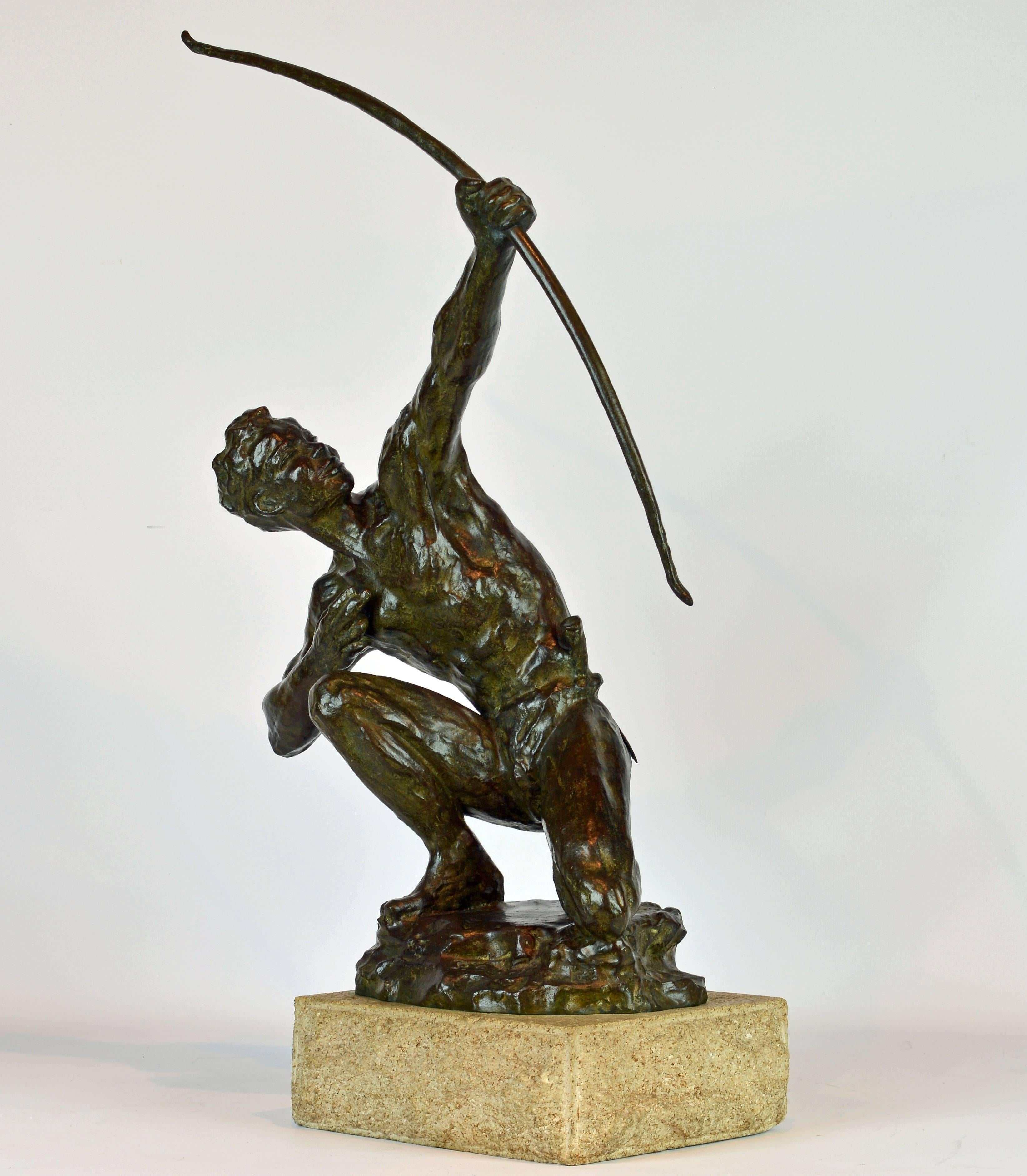 D'une hauteur de 27 pouces sur un socle en grès sculpté et magnifiquement patiné, cette sculpture exsude la vigueur et la masculinité dans un style de modelage moderne rappelant Auguste Rodin.