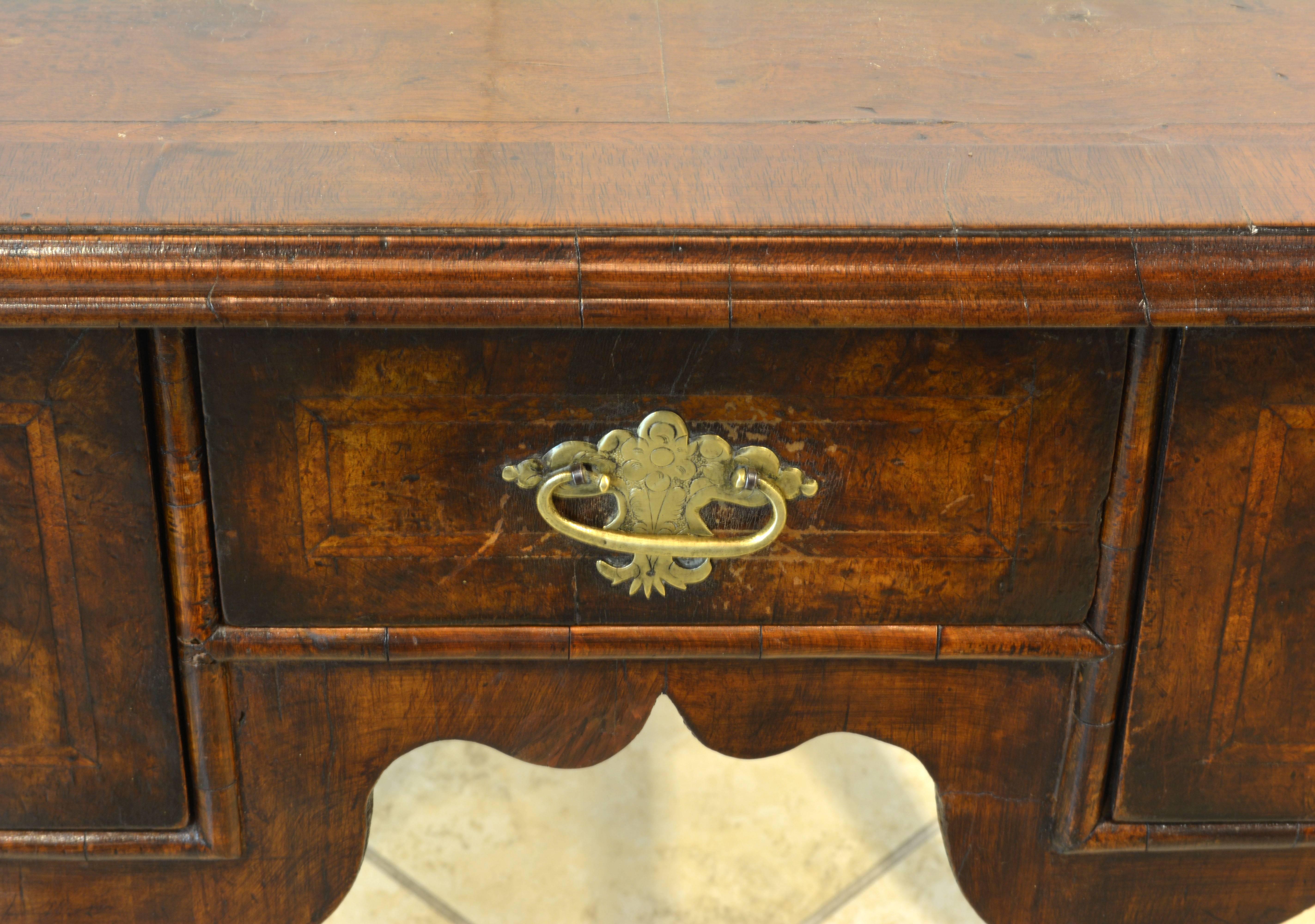 Wood Lovely 18th Century English Queen Anne Three-Drawer Walnut Dressing Table