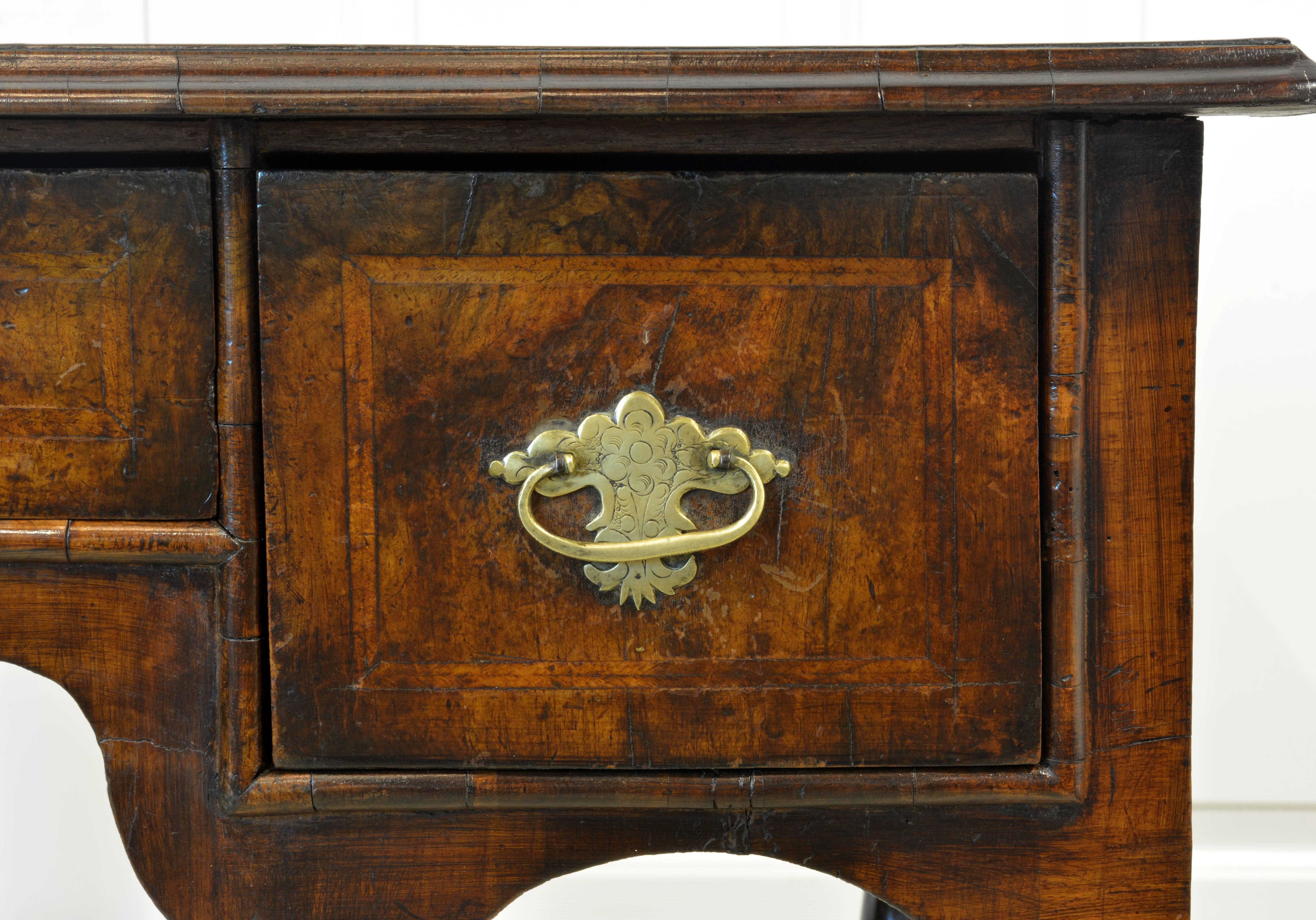 Lovely 18th Century English Queen Anne Three-Drawer Walnut Dressing Table In Good Condition In Ft. Lauderdale, FL