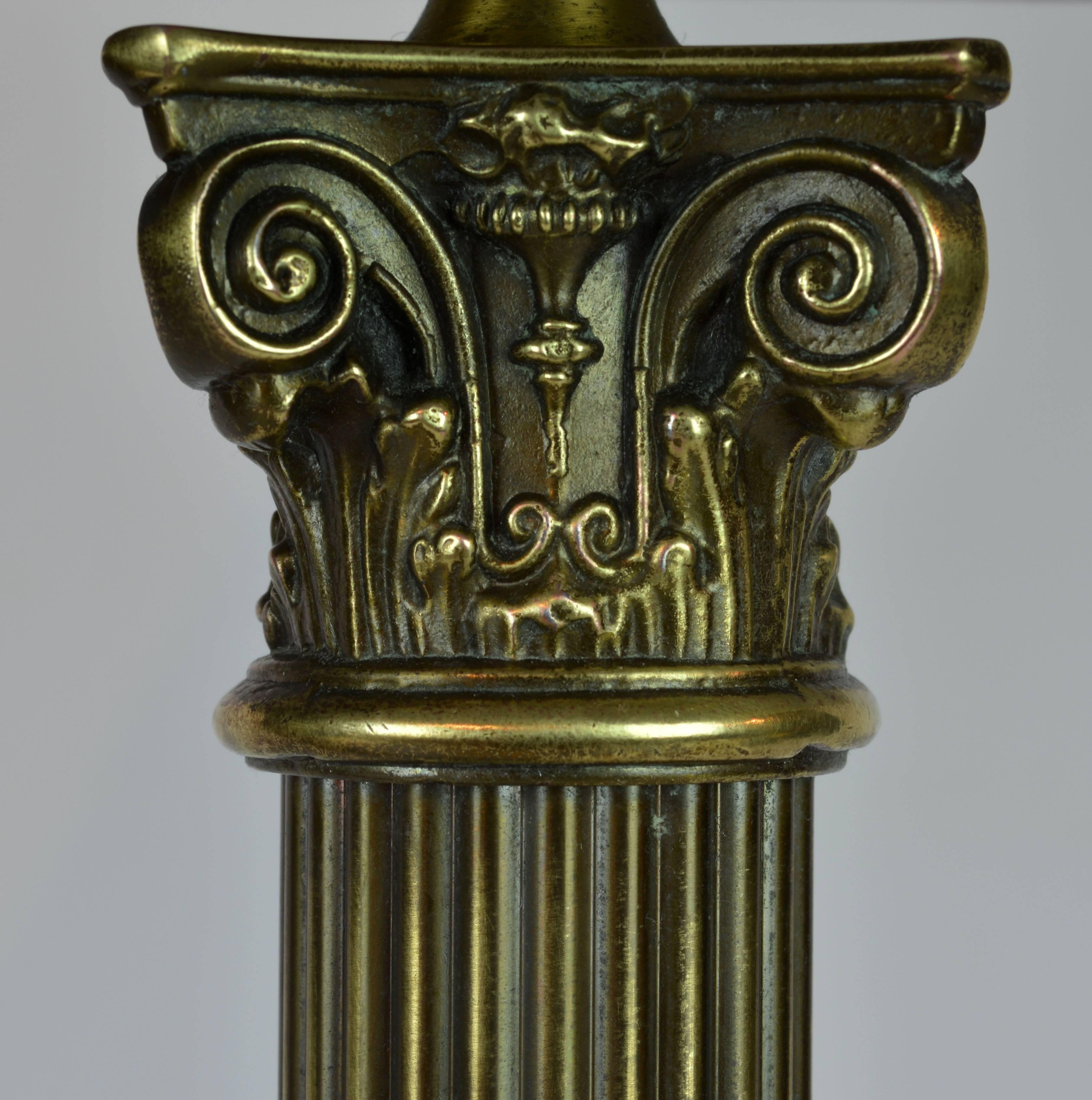 Distinguished Bronze and Marble Twin Corinthian Columns Gentleman's Desk Lamp In Good Condition In Ft. Lauderdale, FL
