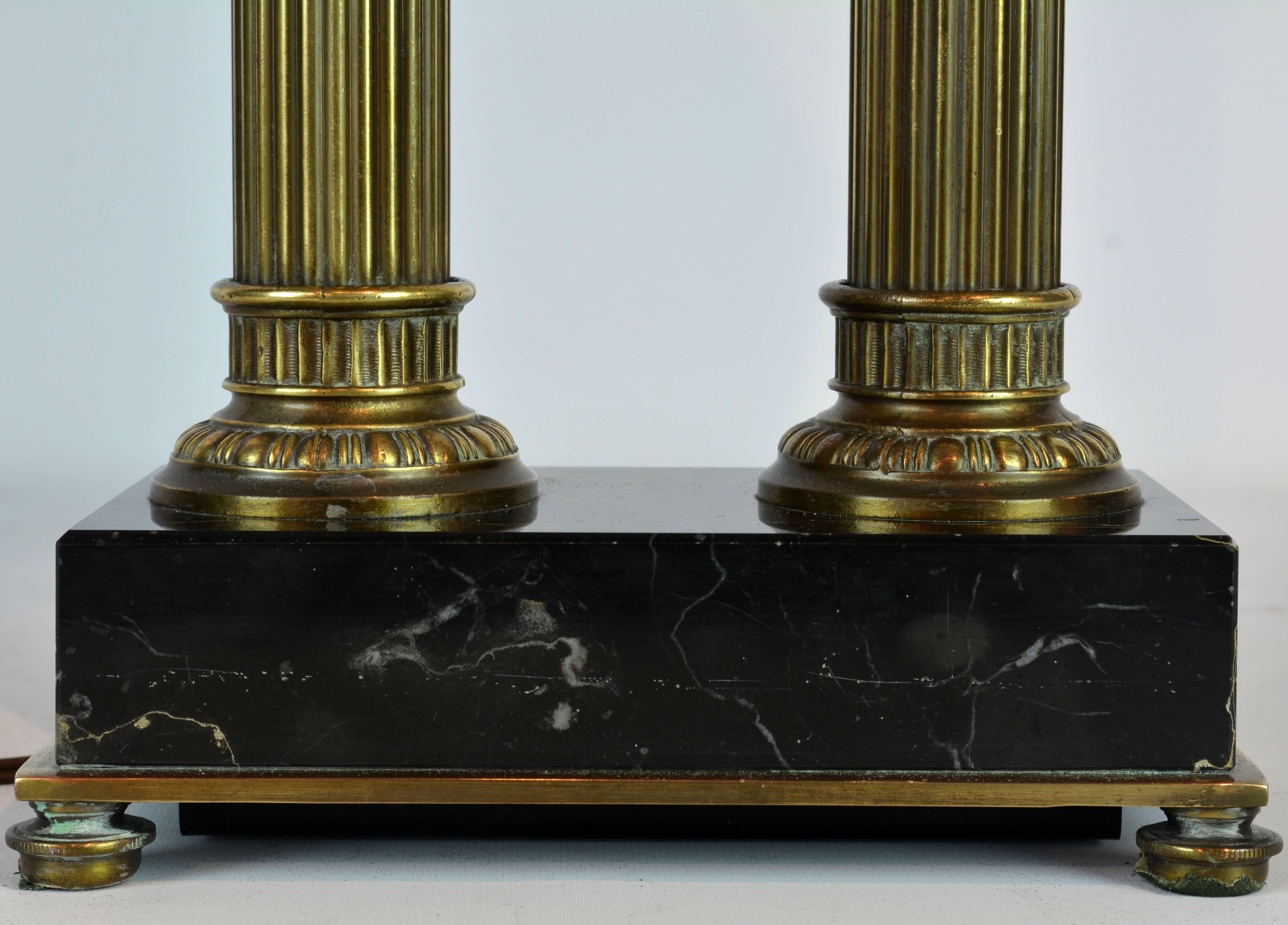 French Distinguished Bronze and Marble Twin Corinthian Columns Gentleman's Desk Lamp