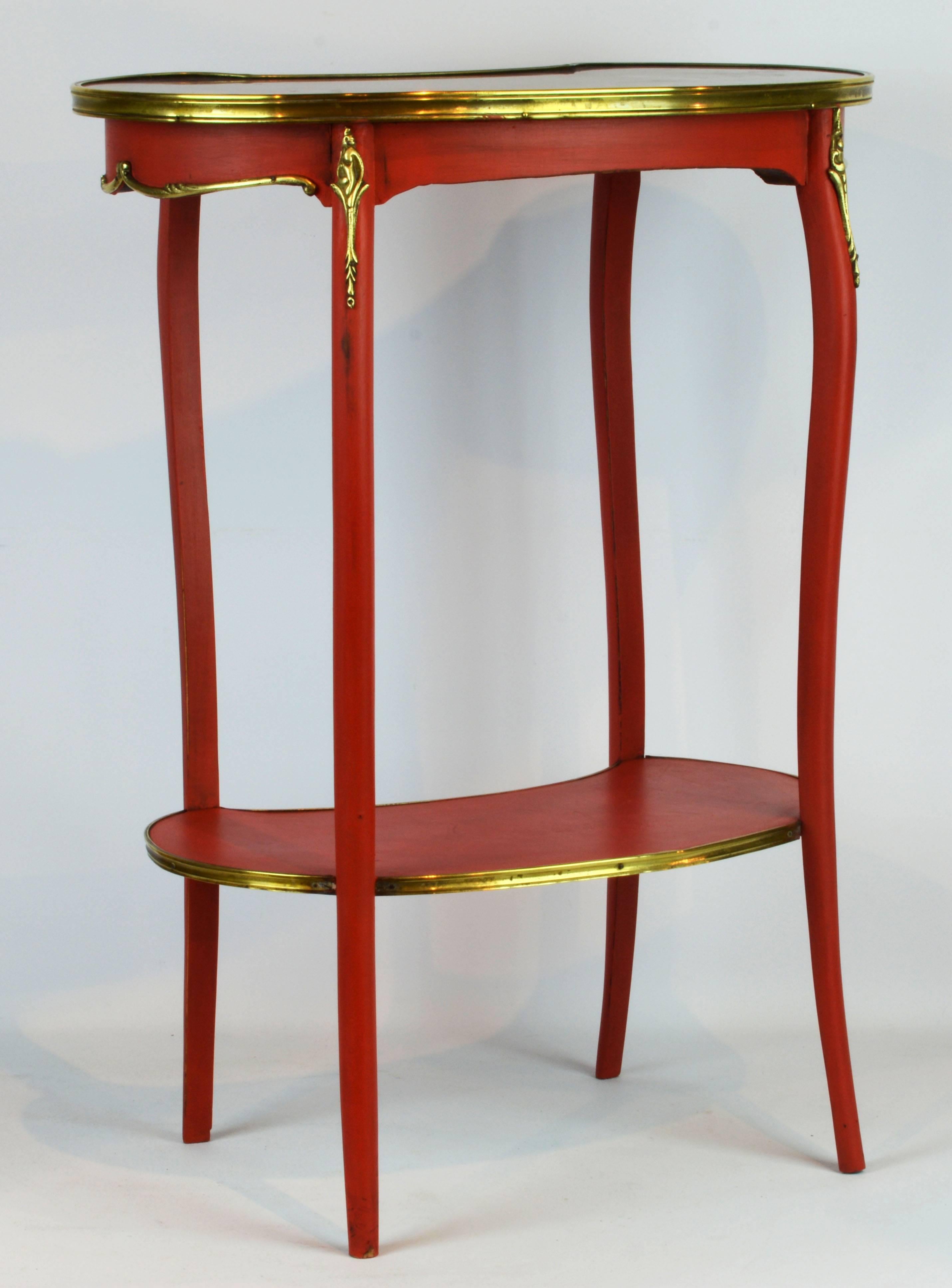 Charming French Provincial Painted and Bronze-Mounted Kidney Shape Accent Table In Good Condition In Ft. Lauderdale, FL