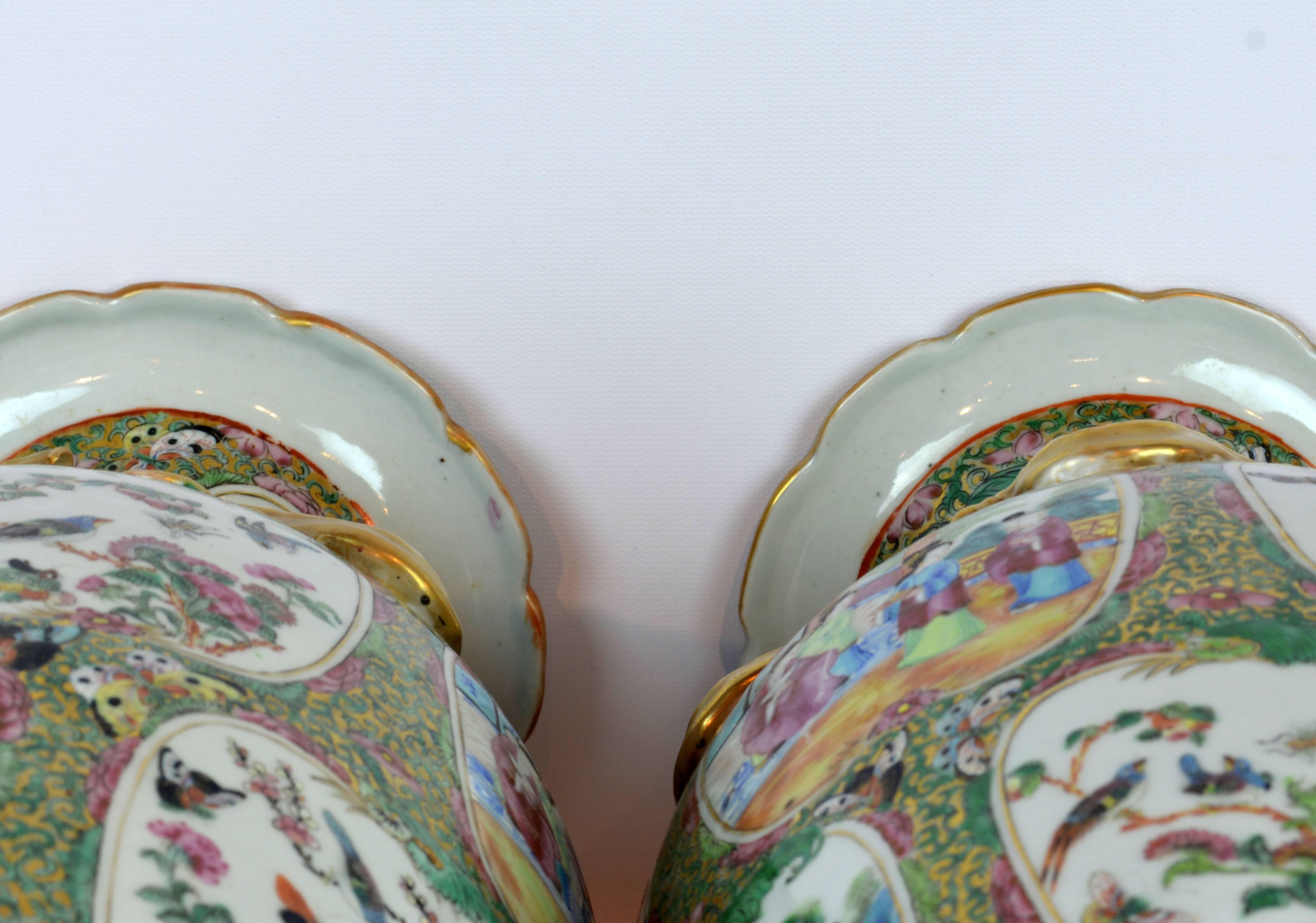Pair of Lovely Chinese 19th Century Rose Medallion Vases with Gilt Lizards 4