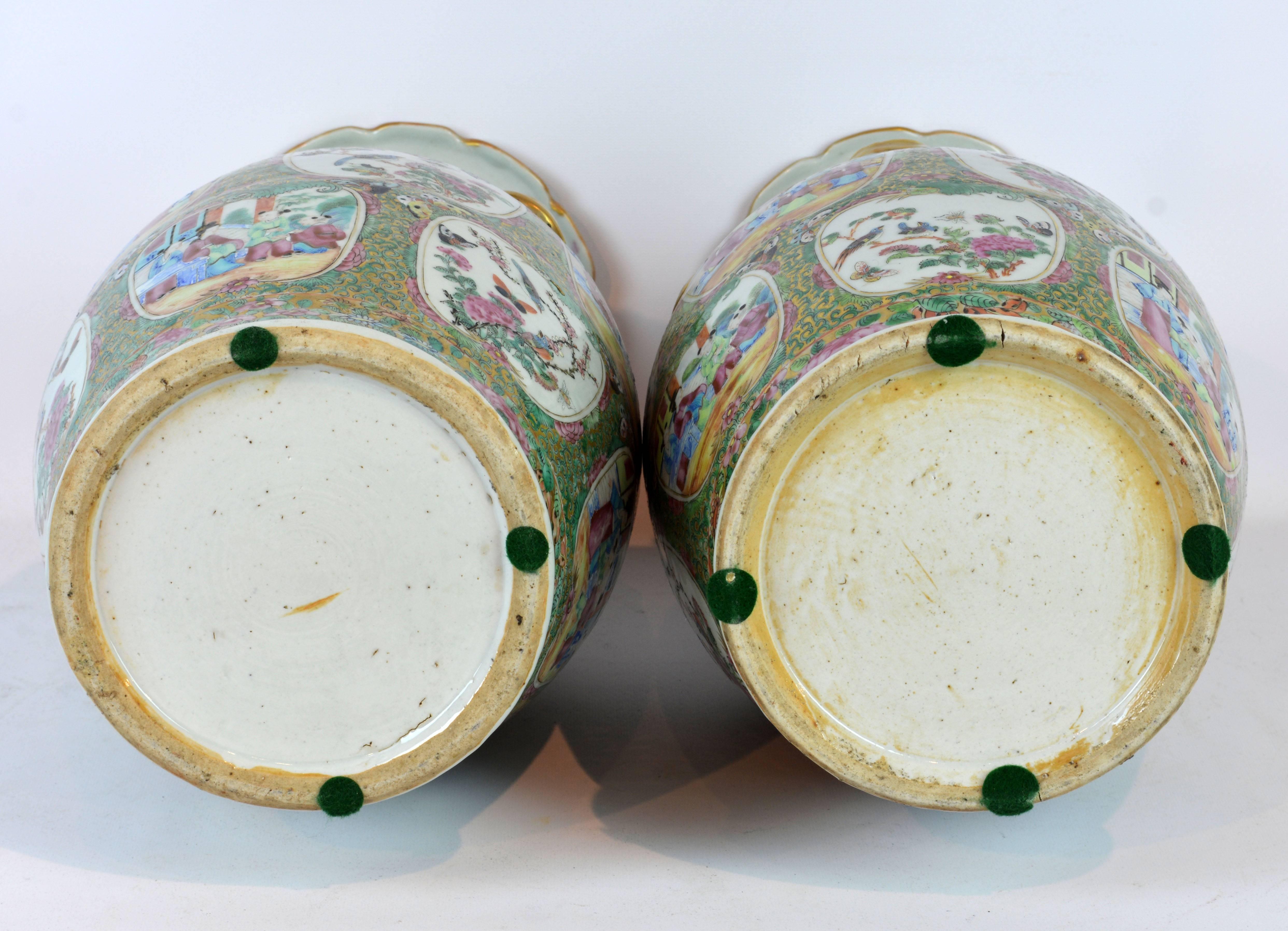 Pair of Lovely Chinese 19th Century Rose Medallion Vases with Gilt Lizards 3
