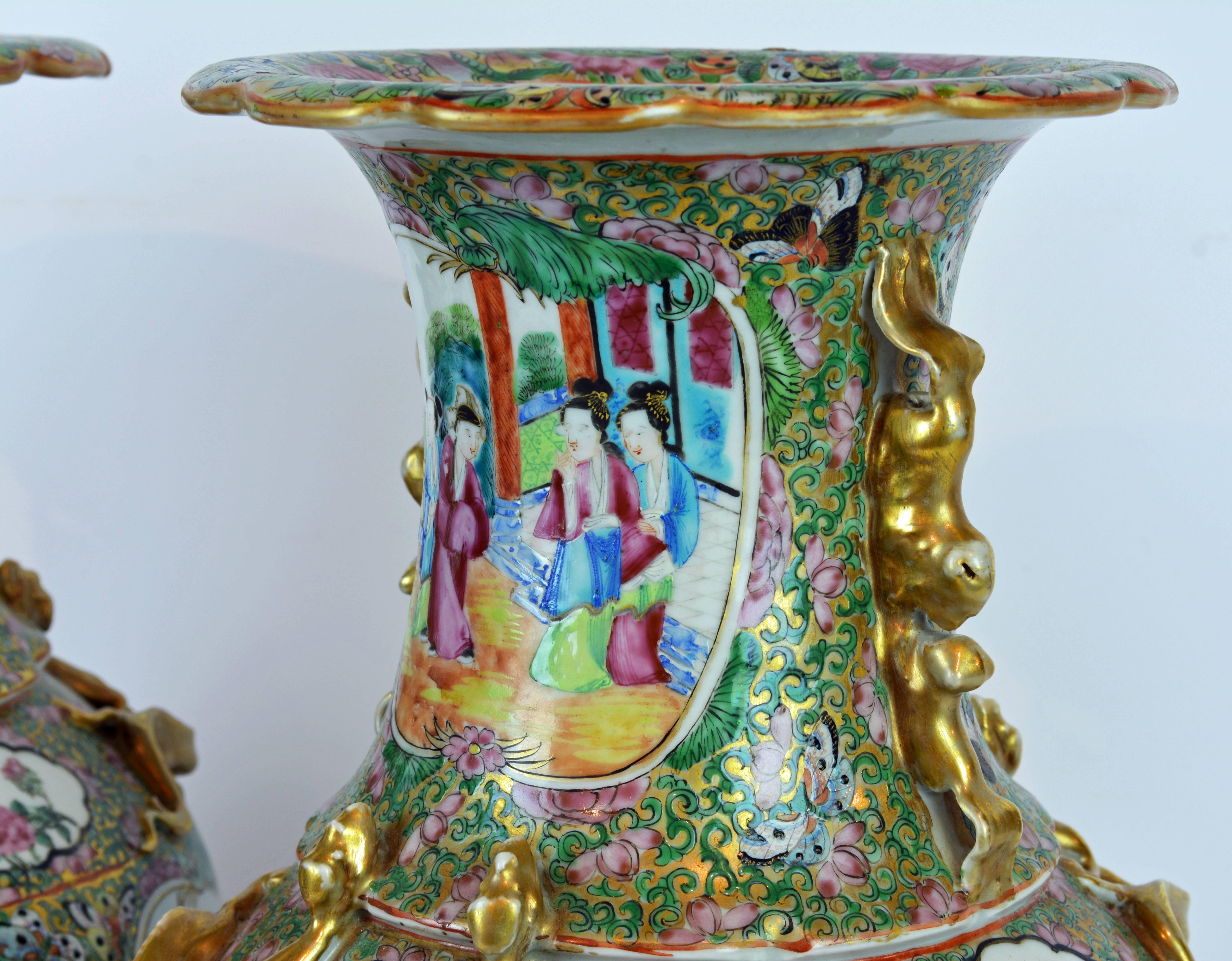 Pair of Lovely Chinese 19th Century Rose Medallion Vases with Gilt Lizards In Good Condition In Ft. Lauderdale, FL