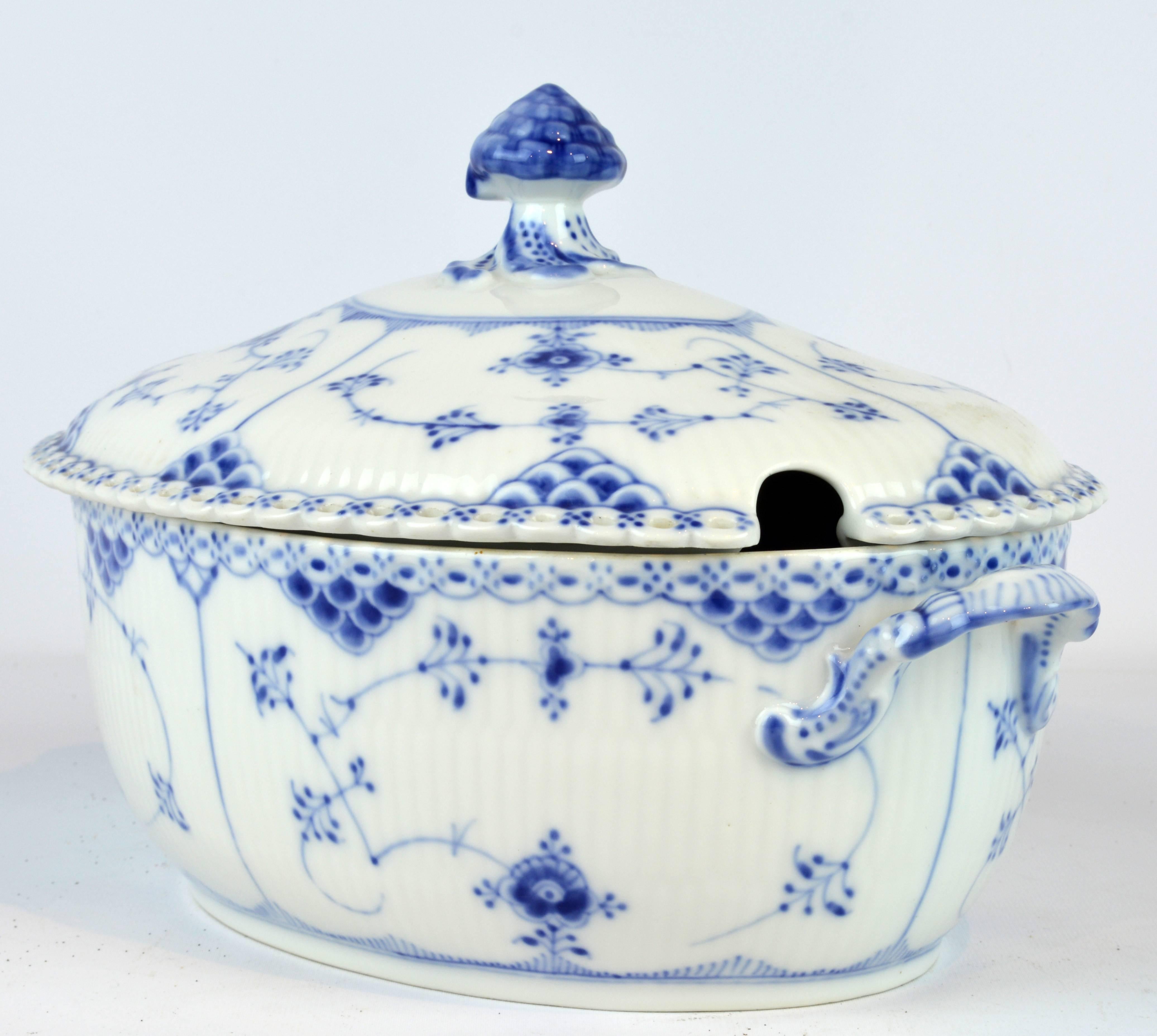 Large Royal Copenhagen blue fluted full lace tureen, factory first #1109. Measures: W 11.5 inches, D 8.5 inches, H 7.5 inches. No chips, cracks, hairlines or repairs.