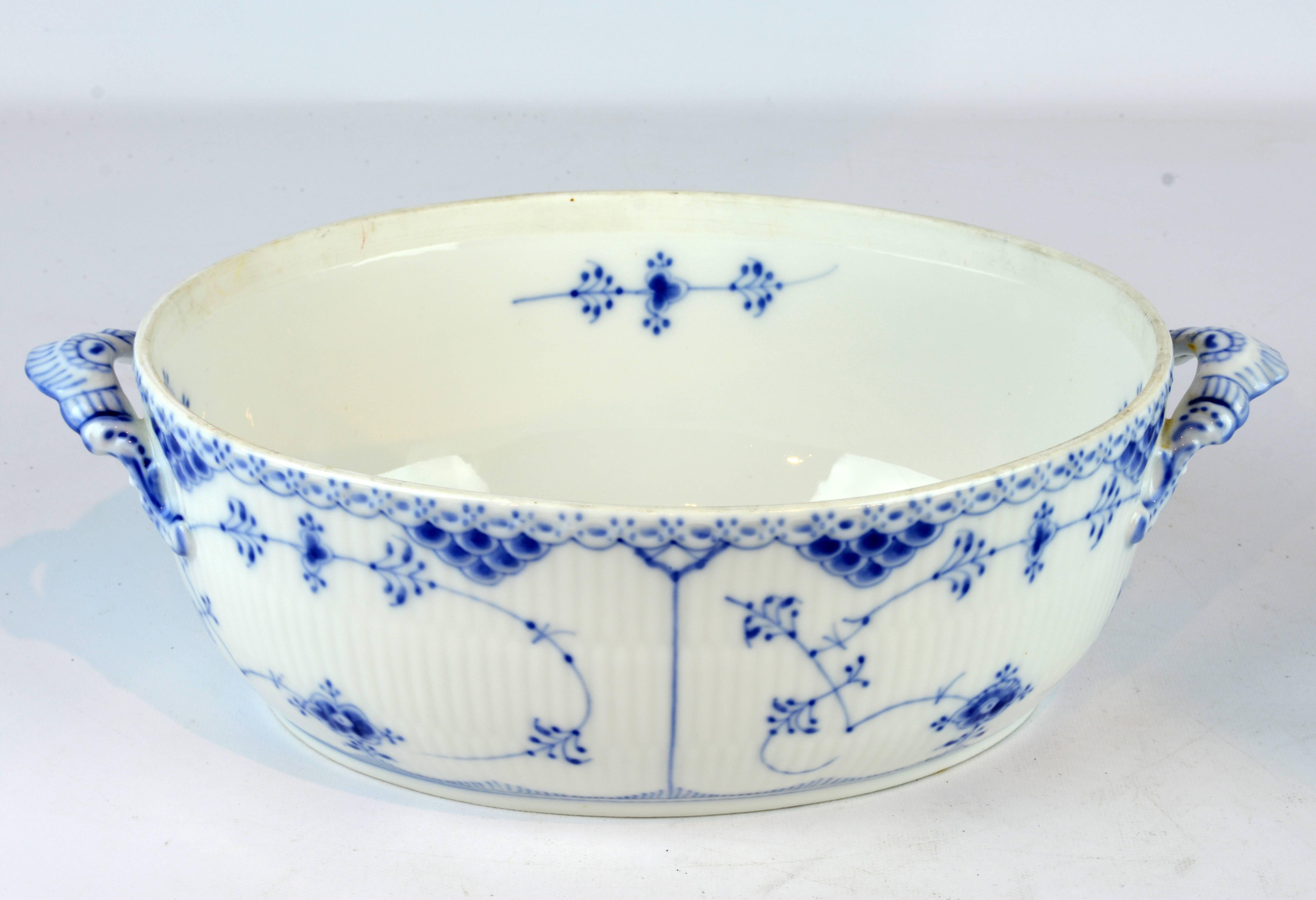 Large Royal Copenhagen Blue Fluted Full Lace Tureen Factory First #1109 In Excellent Condition In Ft. Lauderdale, FL
