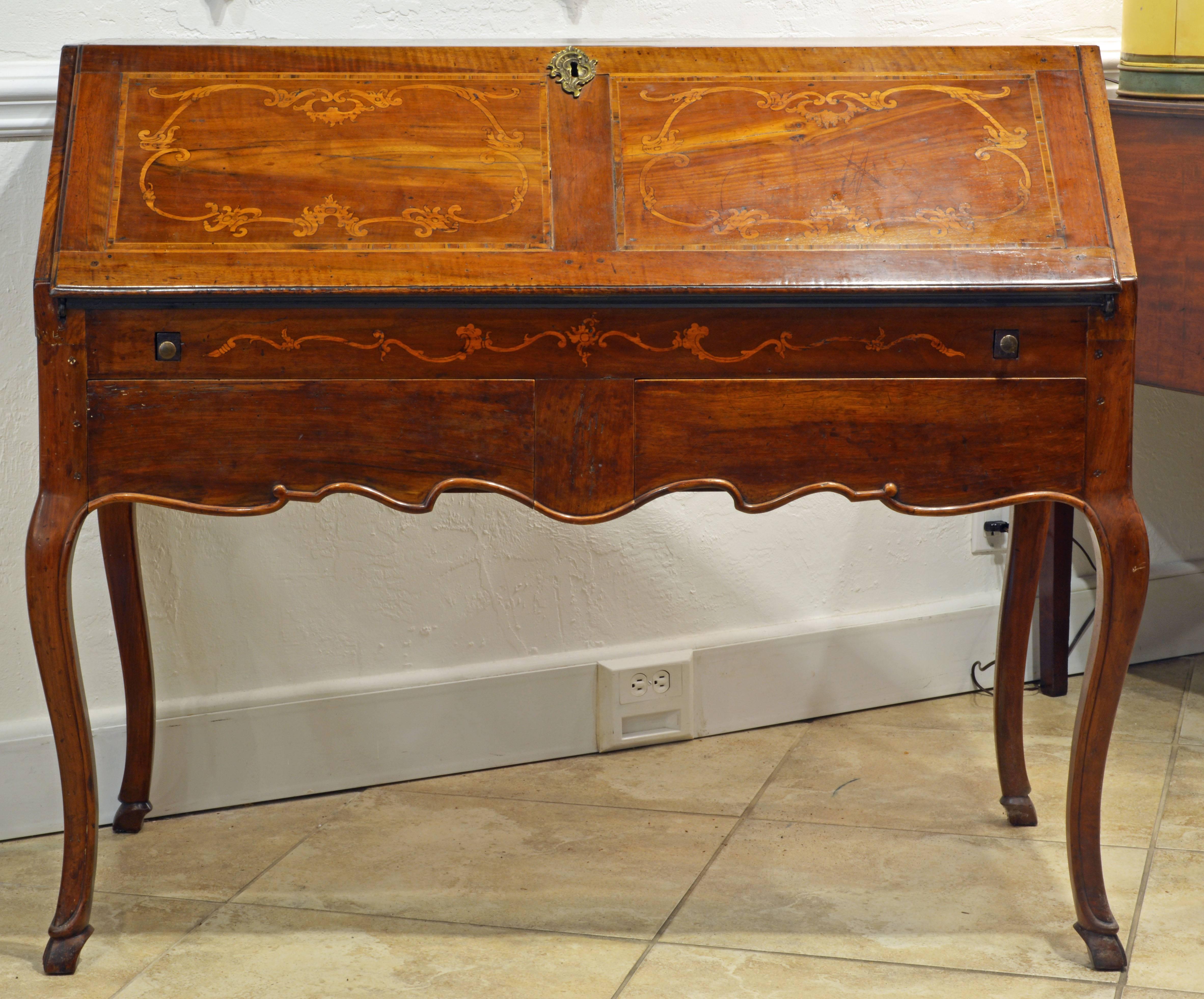 Charming 18th Century Italian Rococo Walnut and Fruitwood Inlaid Fall Front Desk (Rokoko)
