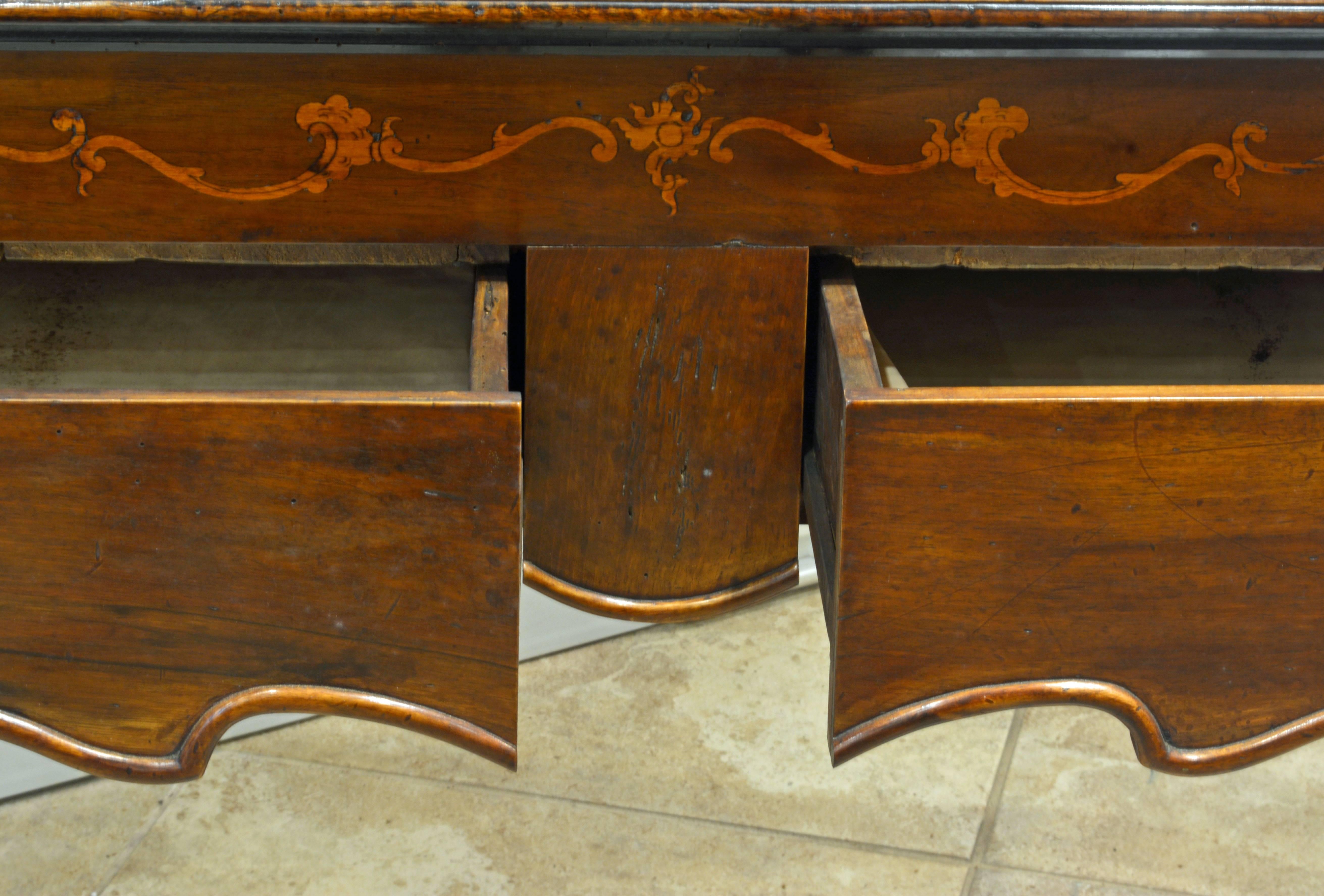 Charming 18th Century Italian Rococo Walnut and Fruitwood Inlaid Fall Front Desk im Zustand „Gut“ in Ft. Lauderdale, FL