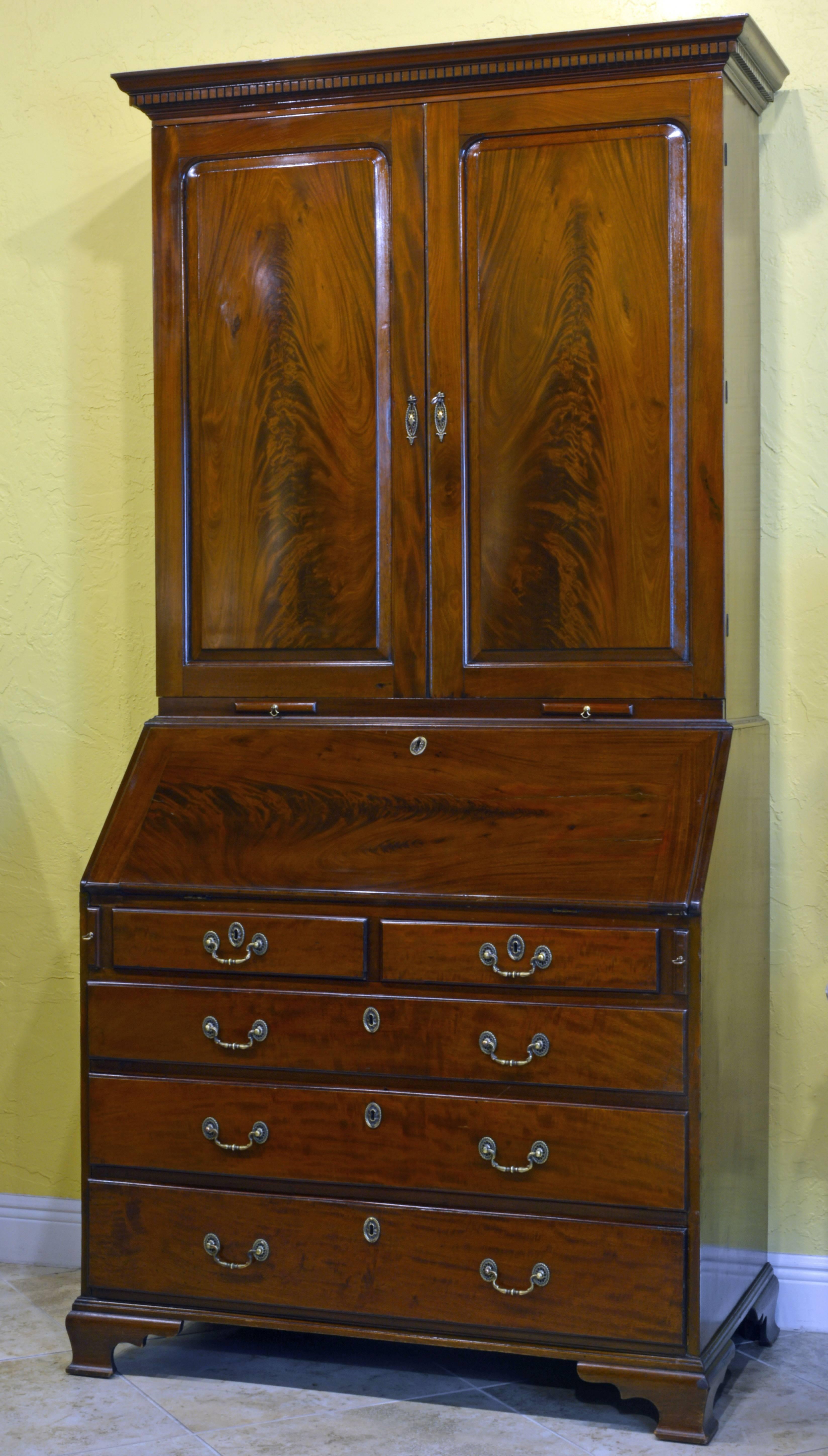 English Late 18th Century George III Mahogany Secretary Desk and Bookcase In Good Condition In Ft. Lauderdale, FL