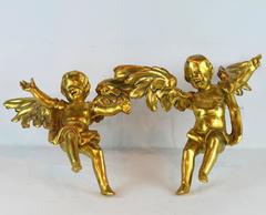 Lovely Pair of 19th Century Italian Carved Giltwood Sculptural Putti or Cherubs