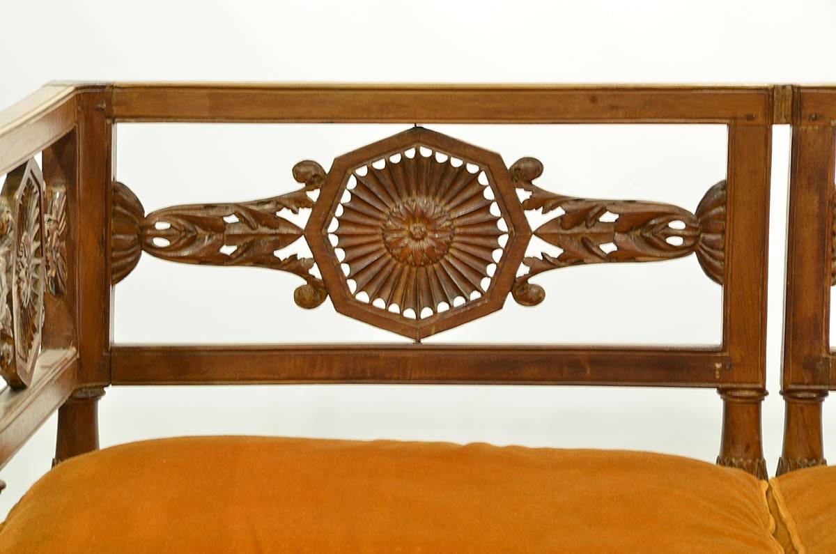 Early 19th Century Italian Neoclassical Carved Walnut and Fruit Wood Settee In Good Condition In Ft. Lauderdale, FL