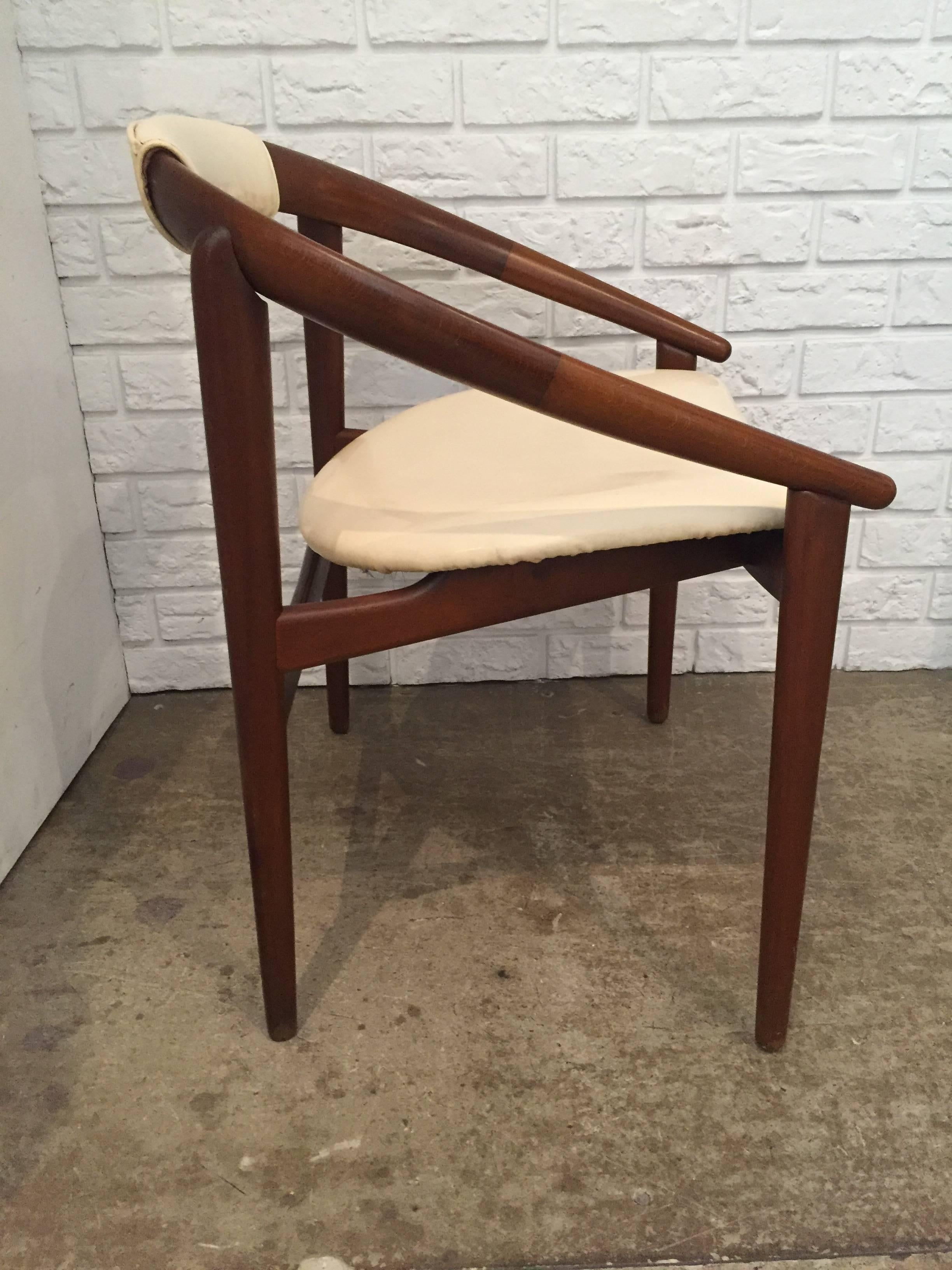 Pair of Mid-Century Modern Chairs In Good Condition In Washington, DC