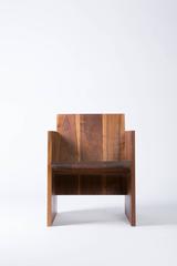 Zeitgenössischer Sessel aus massivem schwarzem Nussbaumholz, bequem und stabil