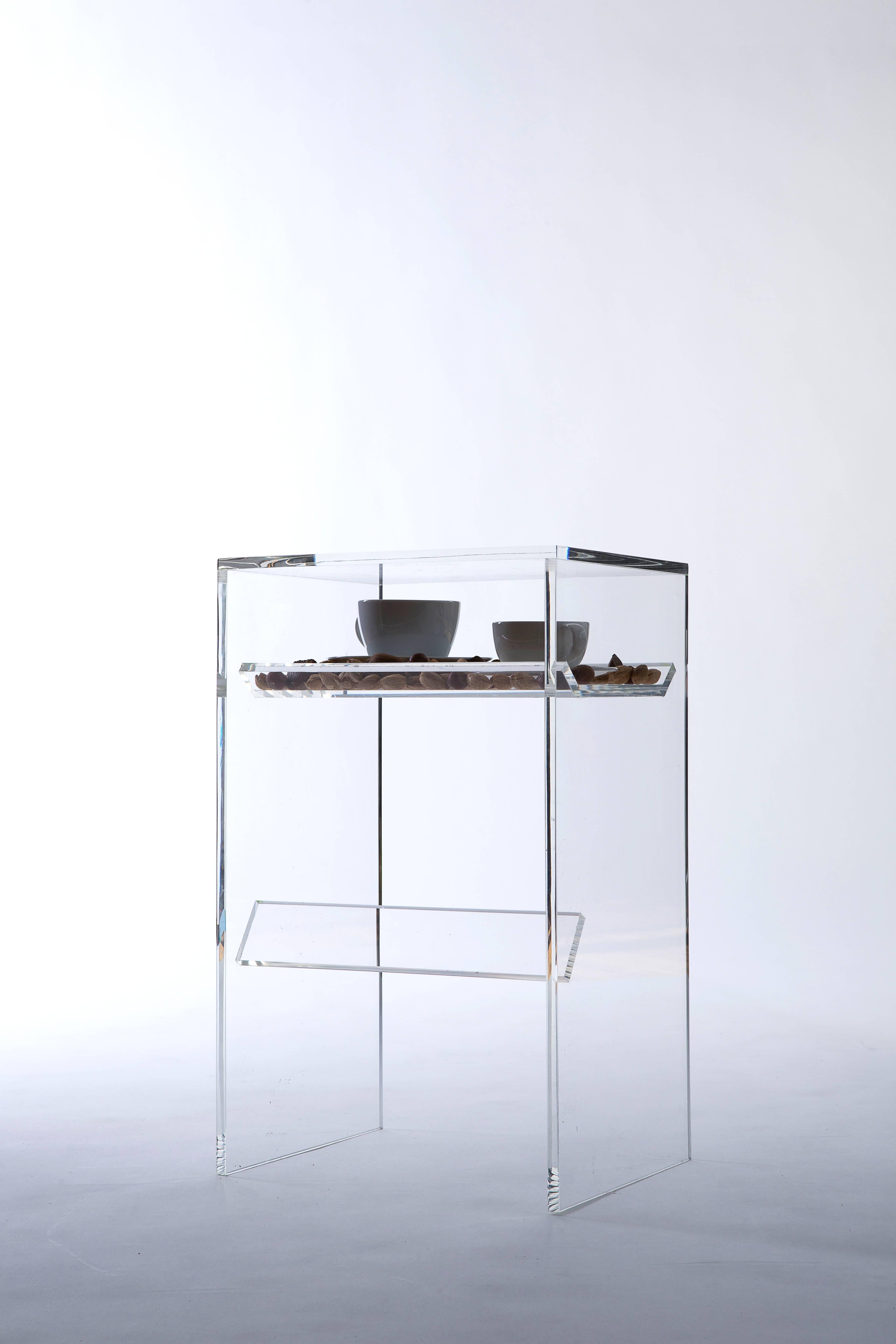 Clear Acryl „Stooble“ (Hocker x Beistelltisch), Terrarium mit vielseitigem Untergrund  (Moderne) im Angebot