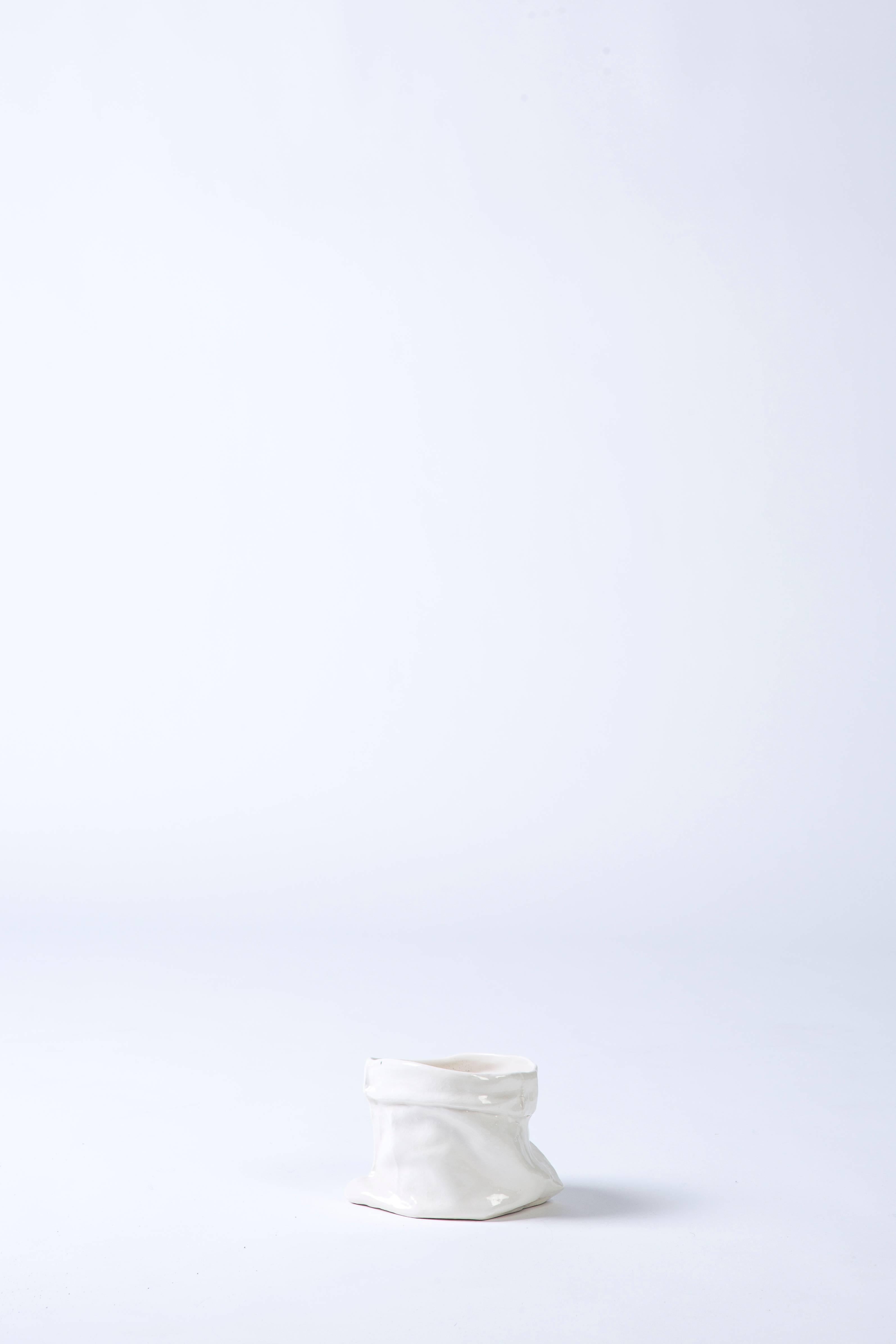 Zeitgenössischer 'Worn' Denim-Keramik-Pflanzgefäß aus Denim (amerikanisch) im Angebot