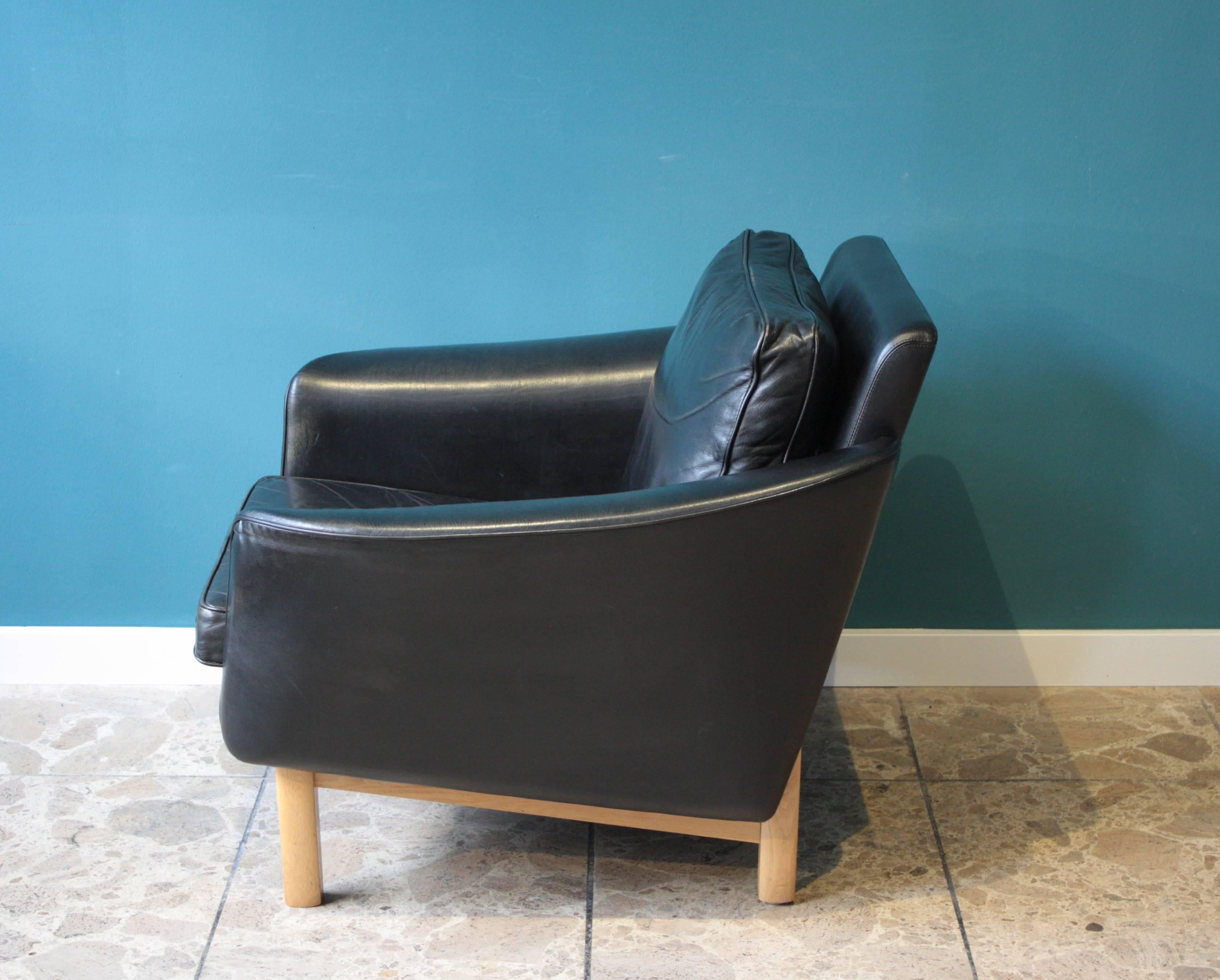 This leather lounge chair with oak legs was designed by Lennart Bender and produced by Ulferts Möbel in Sweden in the 1960s. It is part of the 