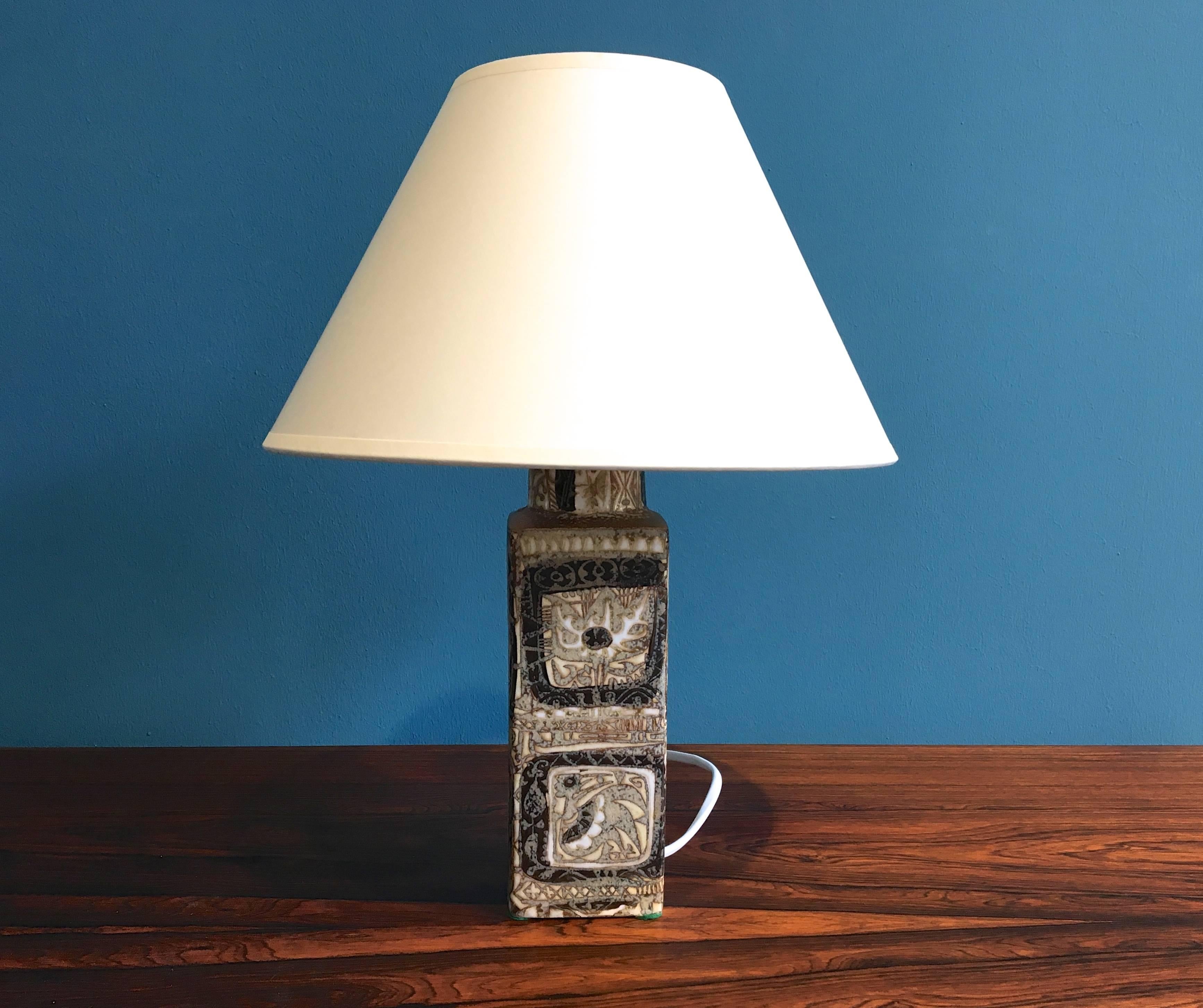 This table lamp was designed by Royal Copenhagen's head designer for the BACA series, Nils Thorsson in the 1960s. It was produced by Danish company Fog & Mørup. The base is made of stoneware and features Thorssons famous pattern showing abstract