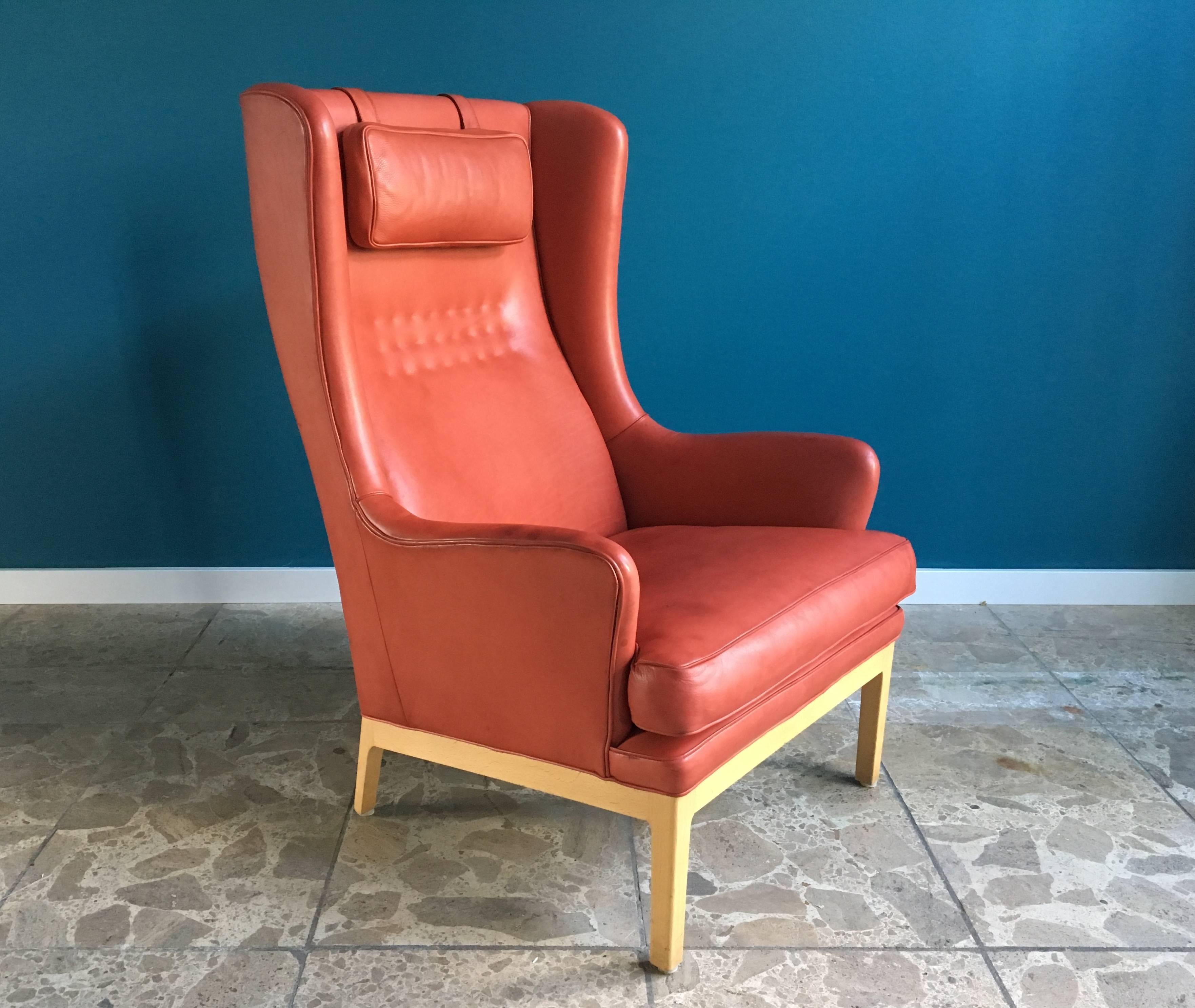 This wing chair was designed by Arne Norell and produced by his company Norell AB in Sweden. The structure is made of beech wood, the chair is upholstered with a pink leather that has a beautiful patina. The chair has an adjustable neck
