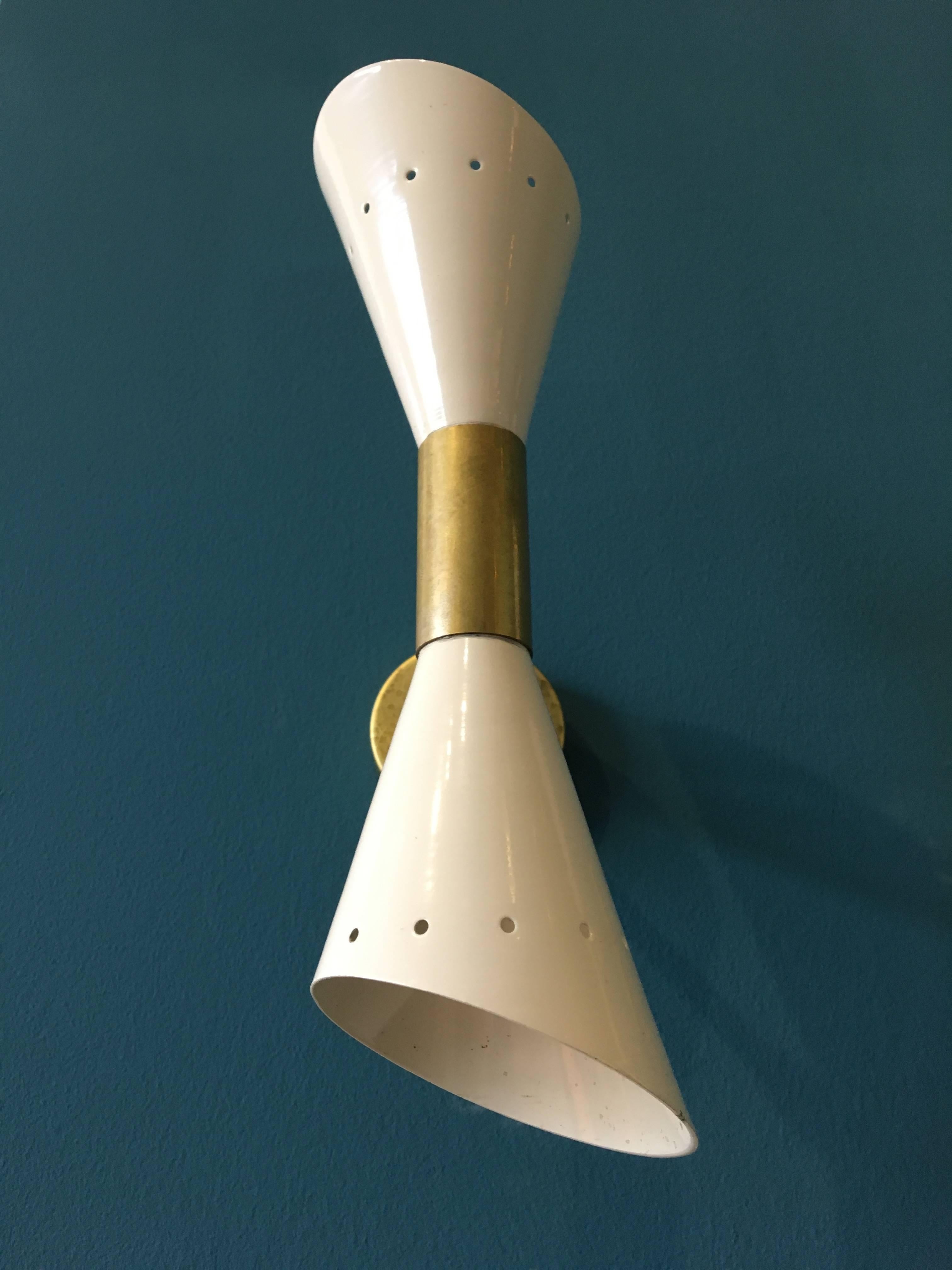 Vintage White Lacquered Metal and Brass Sconces in Stilnovo Style, Set of Two In Excellent Condition In Berlin, DE