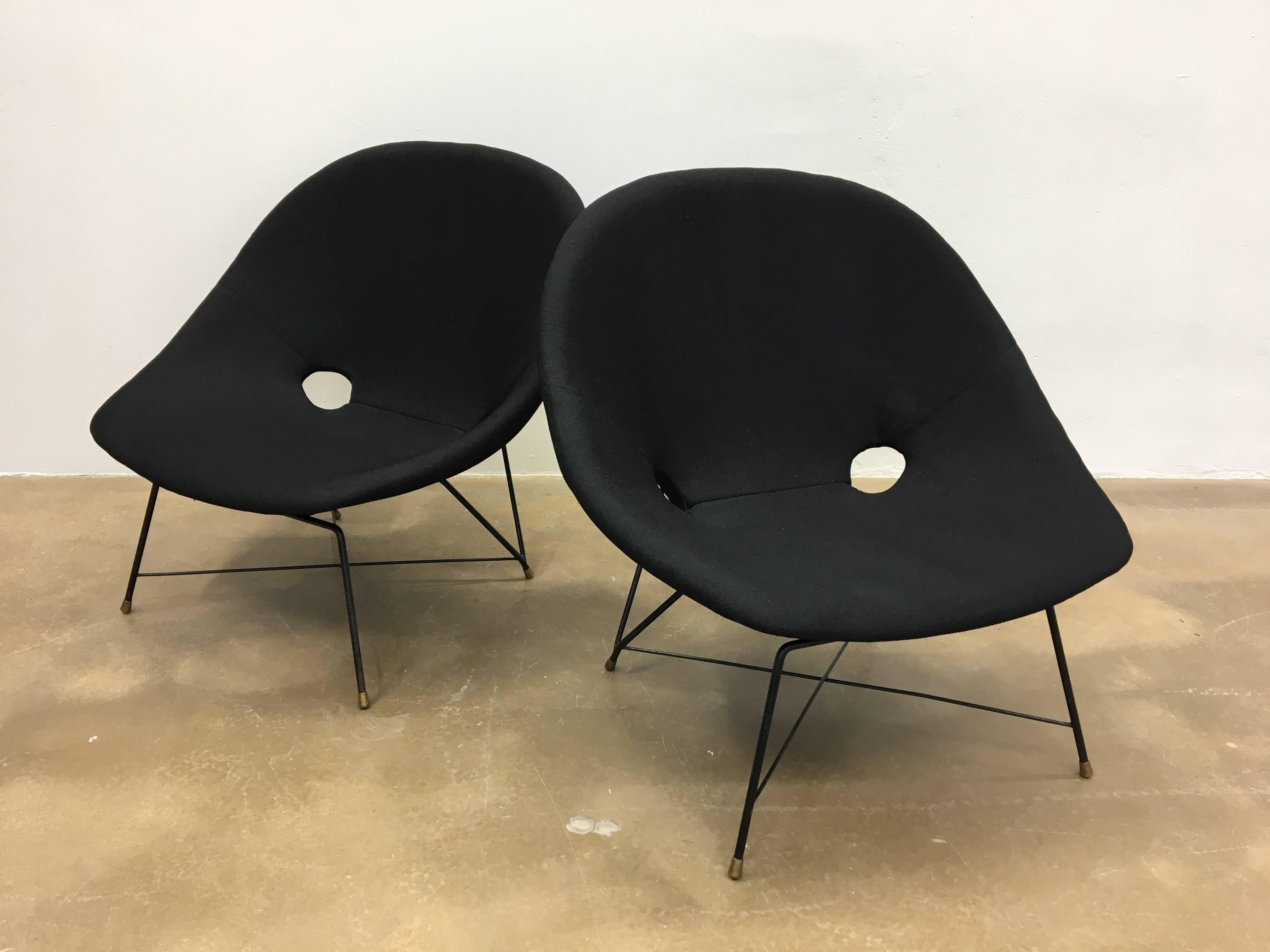 A pair of rare Cosmos lounge chairs designed by Augusto Bozzi for Saporiti Italia, Italy, 1954. These chairs have a black lacquered metal wire frame with solid brass feet. The chairs are newly upholstered so they are in excellent condition.