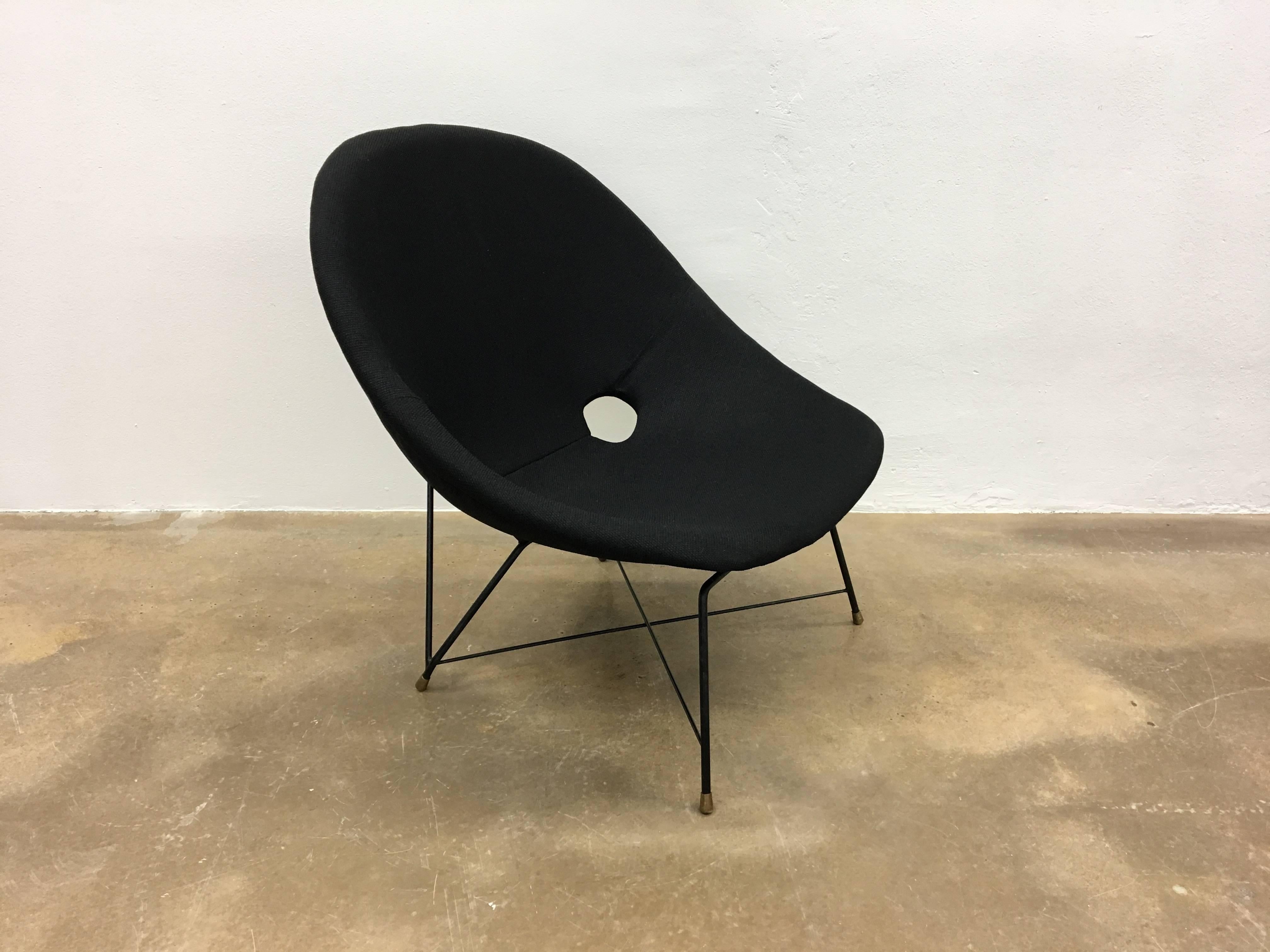 Pair of Black Reupholstered Augusto Bozzi Cosmos Lounge Chairs by Saporiti  In Good Condition In Berlin, DE