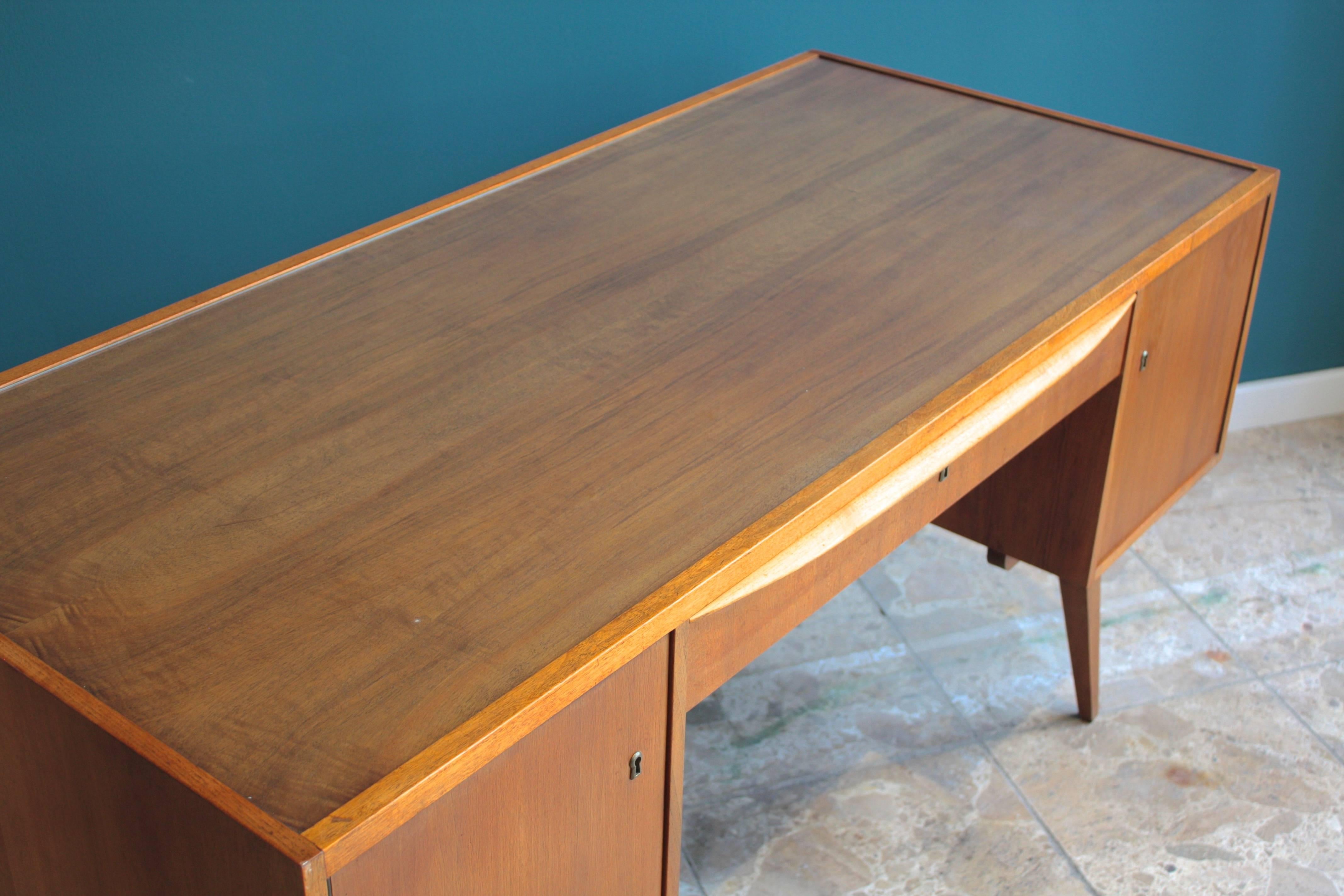 Deutscher Schreibtisch aus Holz und Glas:: Franz Ehrlich zugeschrieben:: 1950er Jahre im Zustand „Gut“ in Berlin, Germany