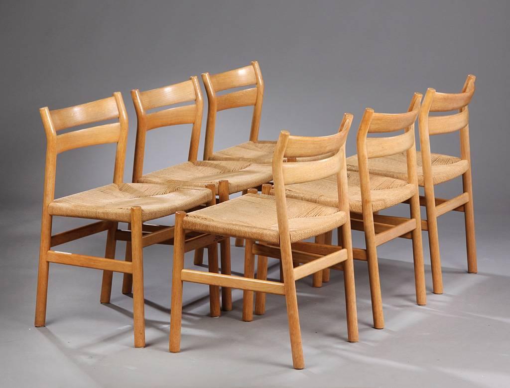 This set consists of six dining chairs model BM1, designed in the 1960s by Børge Mogensen and manufactured by CM Madsen. The chairs are made from oak, the seating surface are upholstered with paper cord. The set is in a good vintage condition with