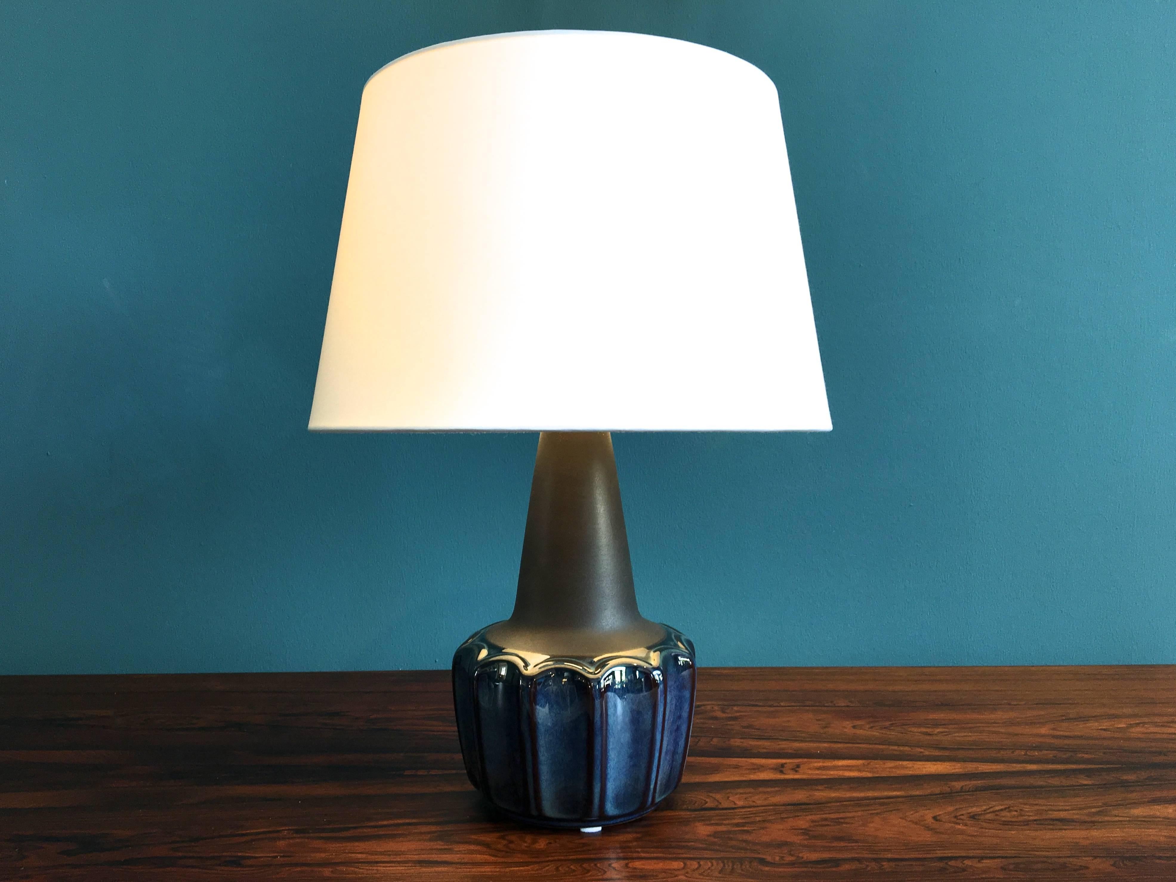 This ceramic table lamp was designed by Einar Johansen and produced by Soholm Stentoj in Denmark in the 1960s. It is made of stoneware. The bottom part of the lamp features a glazed ceramic finish. The lamp has been rewired with switch, new European