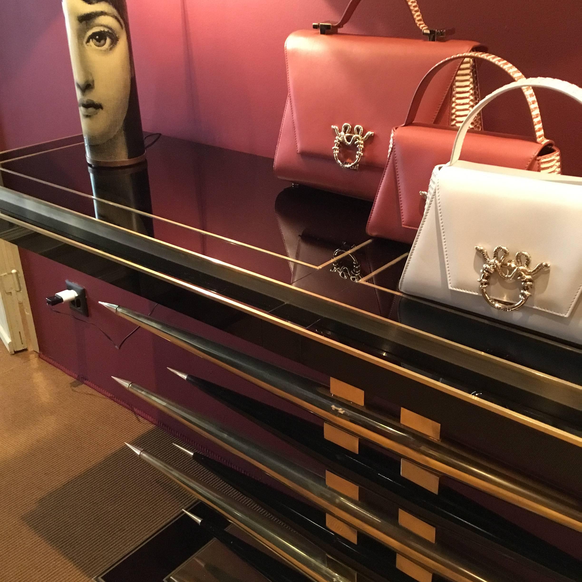 Consolle italiana, made in Italy, pieza moderna, cristal y latón Italiano en venta