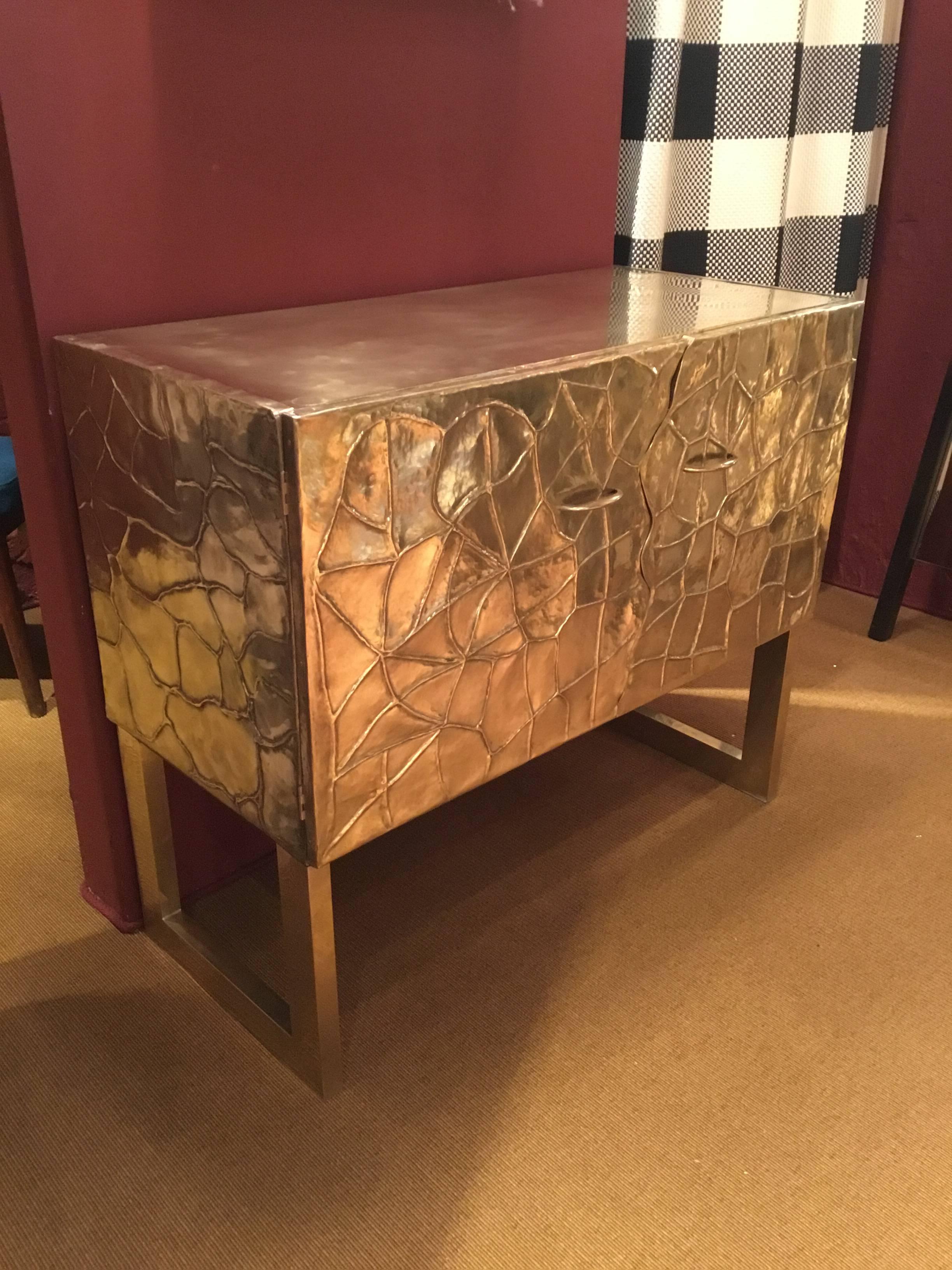 Handcrafted brass sideboard with wooden structure.

Dimensions: 46.5 x 100 x H 86 cm.